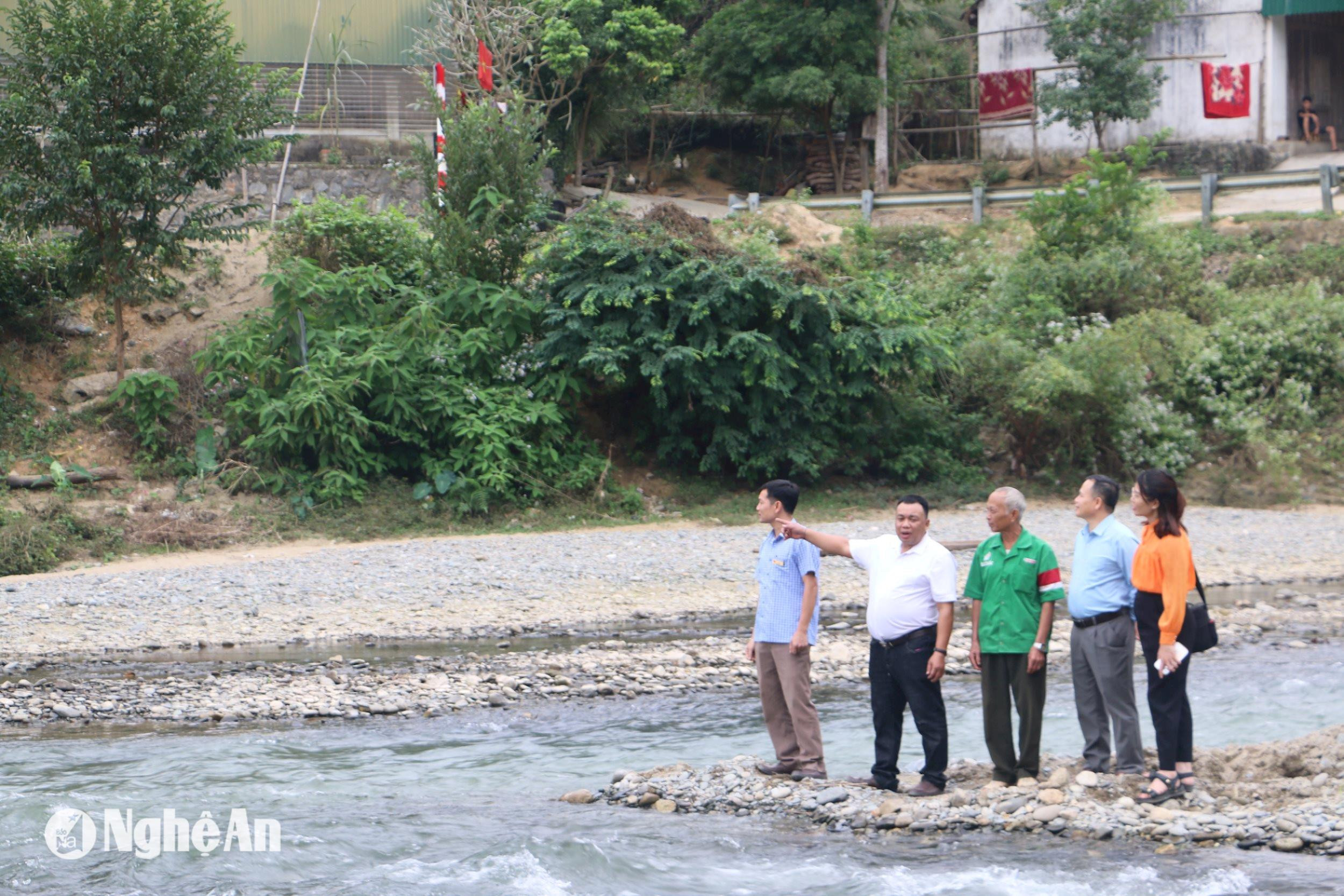 can-bo-ban-xoong-con-xa-luu-kien-ao-trang-va-ao-xanh-chia-se-ve-cong-tac-dan-van-kheo-bao-ve-nguon-loi-thuy-san..jpg