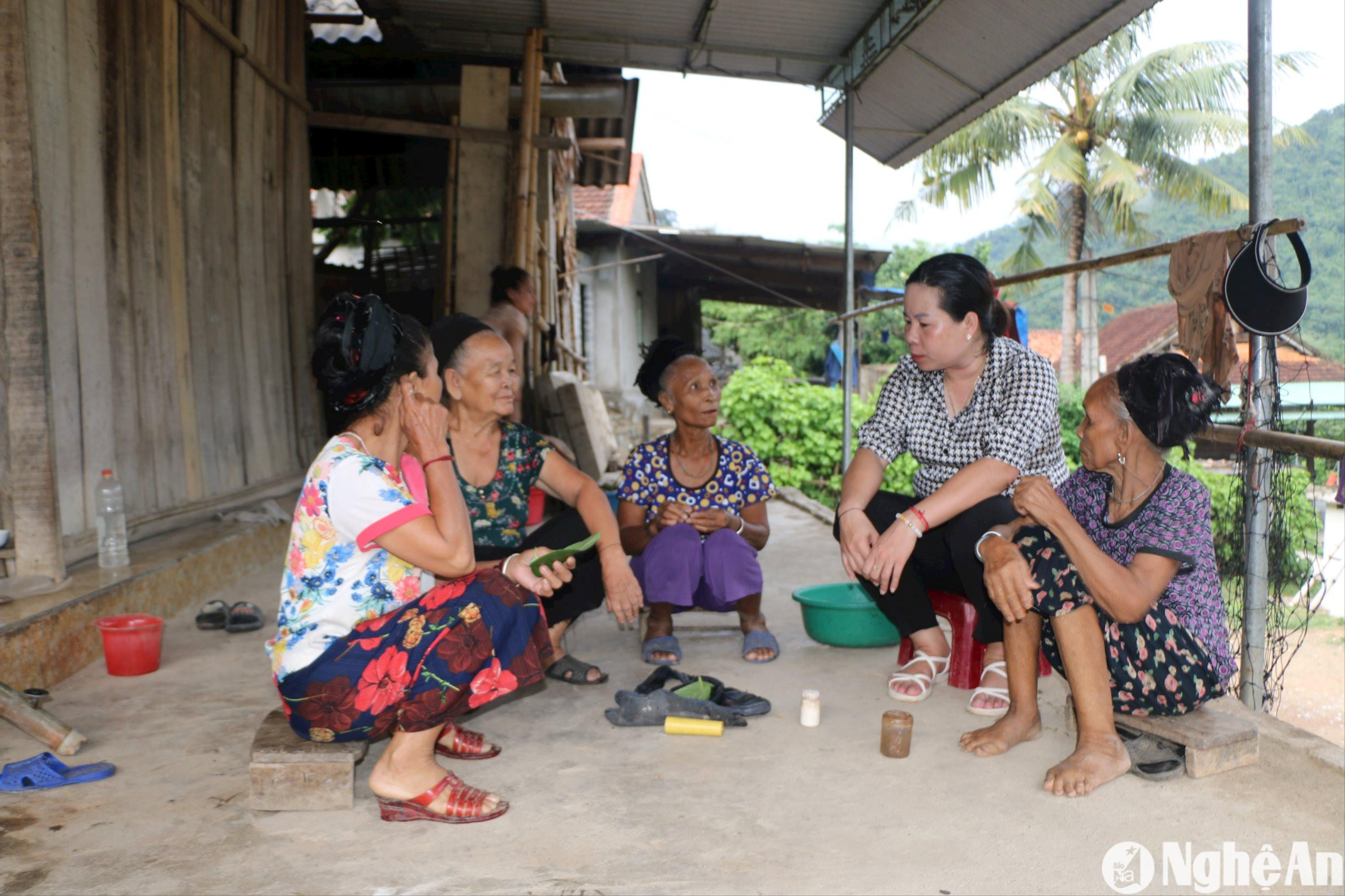 chu-tich-ubnd-xa-tam-quang-kha-thi-hien-tham-hoi-tinh-hinh-doi-song-cua-nguoi-cao-tuoi-ban-tung-huong-1-.jpg