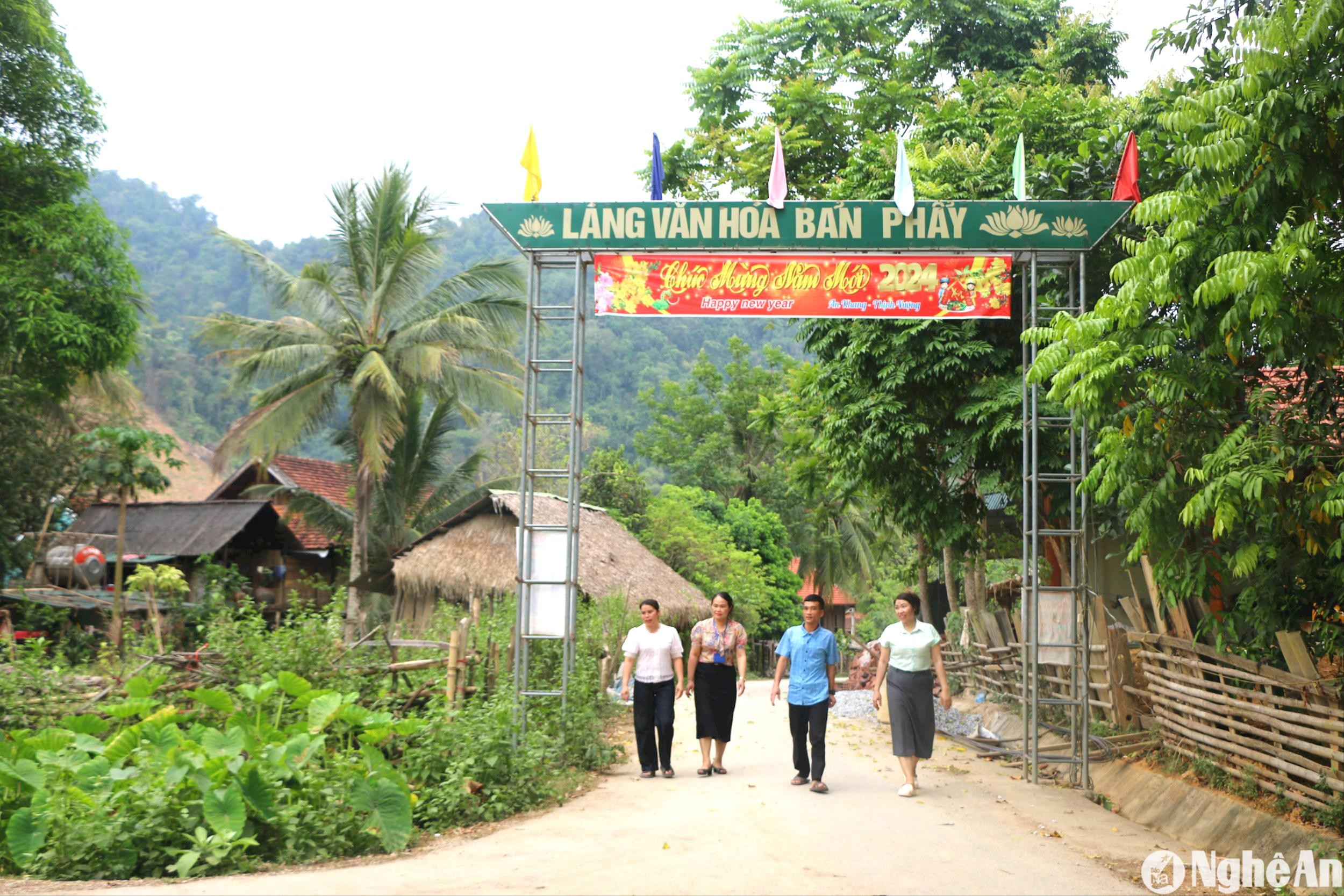 dong-chi-loc-thi-van-ao-xanh-ngoai-cung-ben-phai-pho-bi-thu-truong-truc-dang-uy-xa-xieng-my-tuong-duong-tham-lang-van-hoa-ban-phay.-anh-kl.jpg