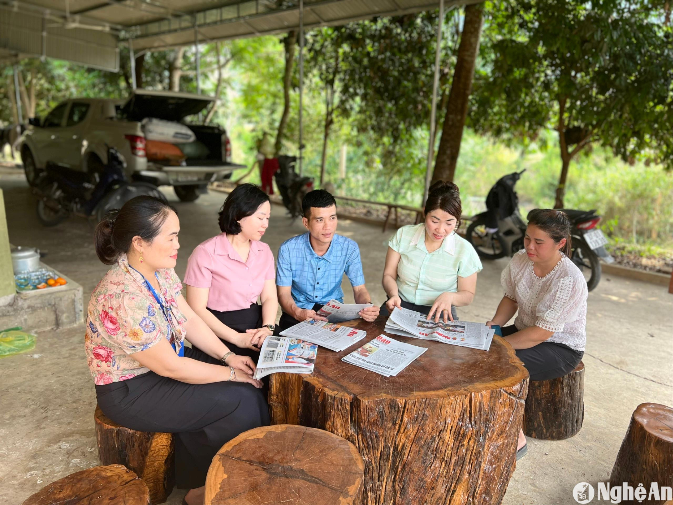 dong-chi-loc-thi-van-ao-xanh-pho-bi-thu-thuong-truc-dang-uy-xa-xieng-my-trao-doi-cong-tac-dang-voi-co-so.-anh-kl.jpg