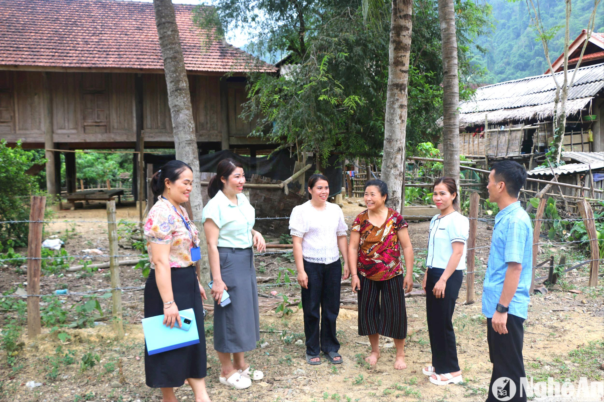 dong-chi-loc-thi-van-thu-2-trai-sang-pho-bi-thu-thuong-truc-dang-uy-xa-xieng-my-tuong-duong-trao-doi-voi-can-bo-va-nguoi-dan-ban-phay-ve-cong-tac-tao-nguon-phat-trien-dang.-anh-kl.jpg