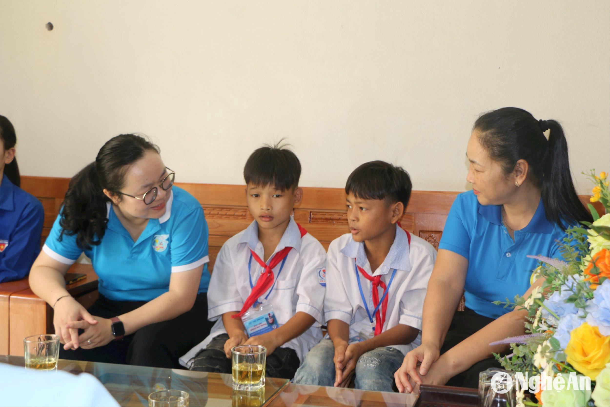 hai-cau-be-mo-coi-bo-cung-co-ten-lin-van-anh-cung-tru-tai-ban-na-be-ben-cac-me-nuoi-la-can-bo-hoi-lhpn-huyen-tuong-duong-va-xa-xa-luong.-anh-gh-1-.jpg