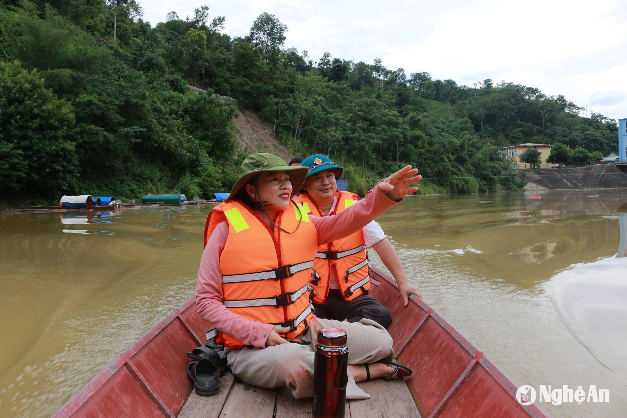 lanh-dao-xa-xa-luong-tren-duong-vao-ban-xieng-huong.jpg