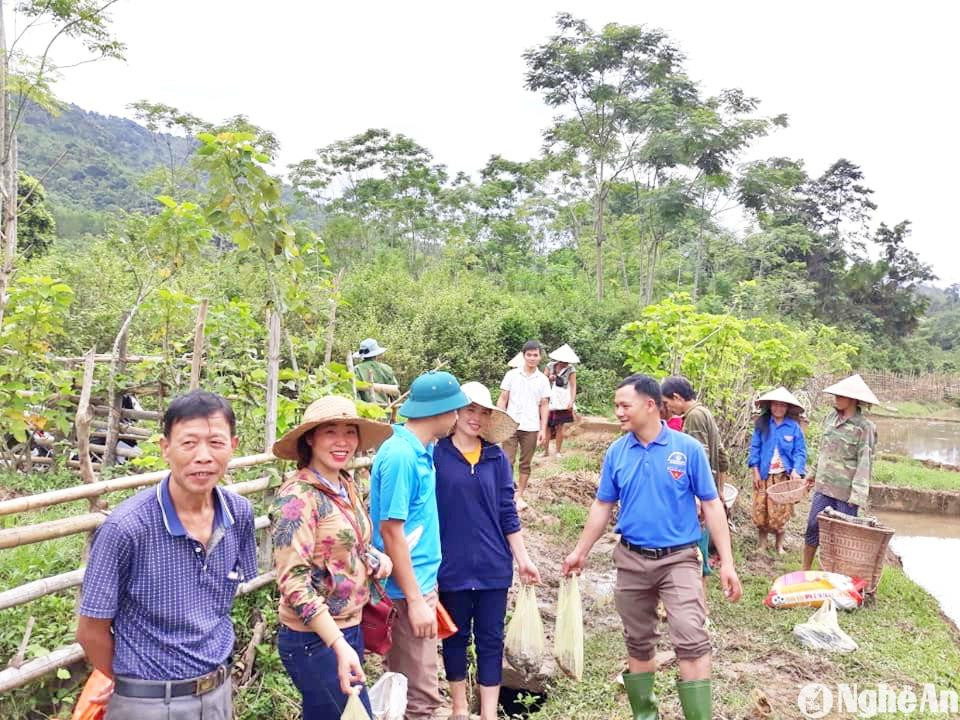 pho-bi-thu-thuong-truc-dang-uy-xa-xieng-my-loc-thi-van-dung-thu-2-ben-trai-xuong-co-so-tham-hoi-tinh-hinh-san-xuat-cua-ba-con.jpg