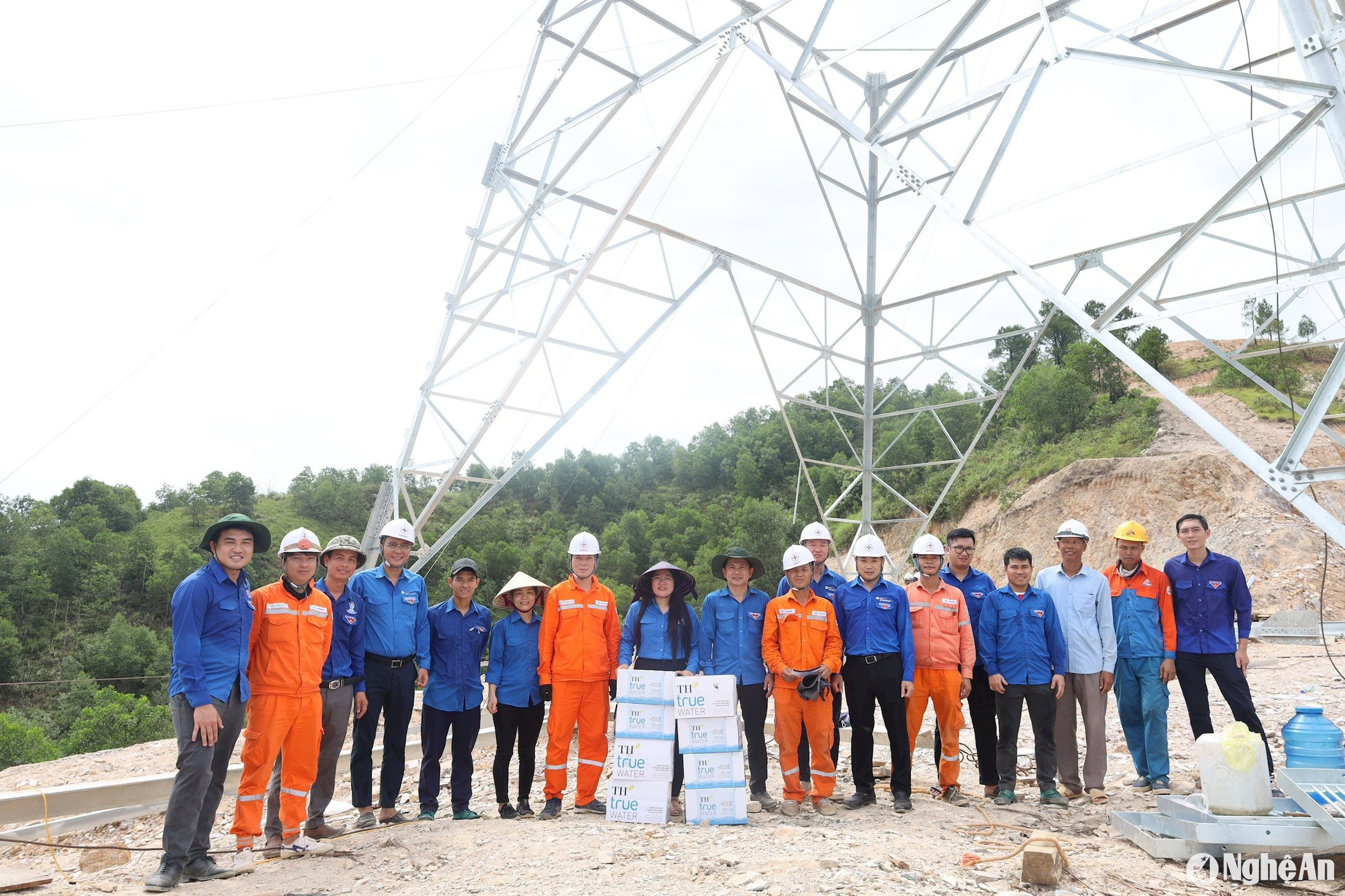 Đại diện Tỉnh đoàn cùng các cơ sở Đoàn trên địa bàn tỉnh tiếp nước, tặng quà các đội thi công đường dây. Ảnh: Thanh Quỳnh