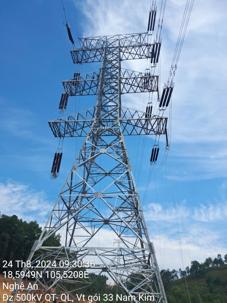 đường dây 500kV dự án Quảng Trạch - Quỳnh lưu gói thầu 33, đoạn qua xã Nam Kim, huyện Nam Đàn. Ảnh: Thu Huyền