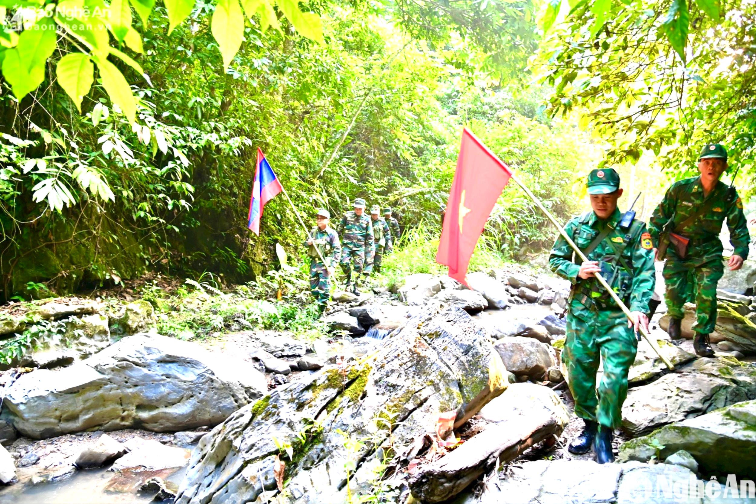 doi-hinh-tuan-tra-song-phuong-bien-gioi-cua-bo-chi-huy-bo-doi-bien-phong-tinh-nghe-an-viet-nam-cung-bo-chi-huy-quan-su-tinh-xieng-khoang-lao-vuot-qua-dia-hinh-phuc-tap.-anhle-thach(1).jpeg