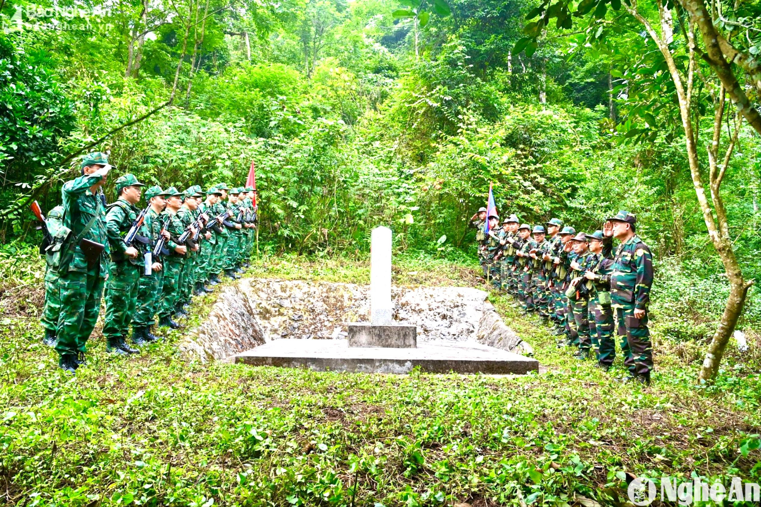 doi-tuan-tra-song-phuong-cua-bdbp-nghe-an-va-bo-chi-huy-quan-su-lao-tuan-tra-bien-gioi-viet-lao.-anh-le-thahc(2).jpeg