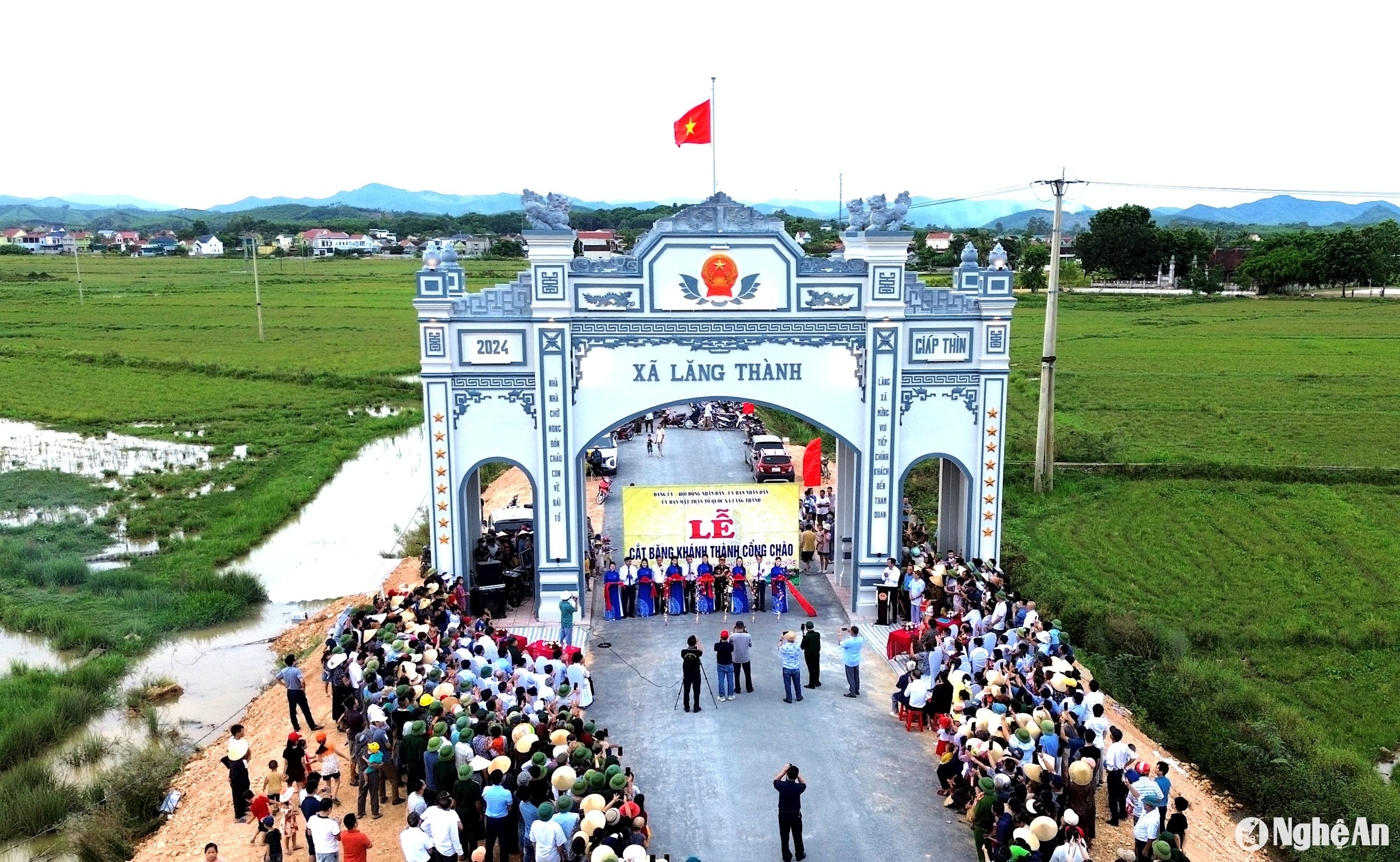 cắt băng khánh thành cổng chào xã Lăng Thành. Ảnh Xuân Hoàng