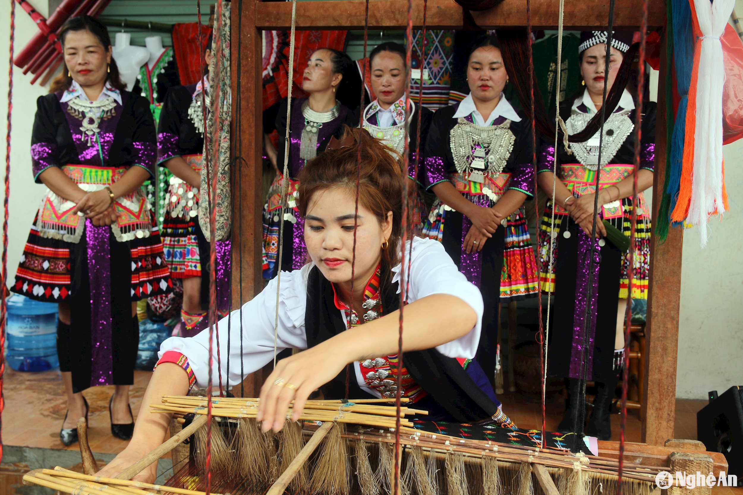 Những chiếc khăn piêu của các cô gái người Thái cũng được dệt trực tiếp và bán ngay tại chợ được nhiều du khách ưa thích