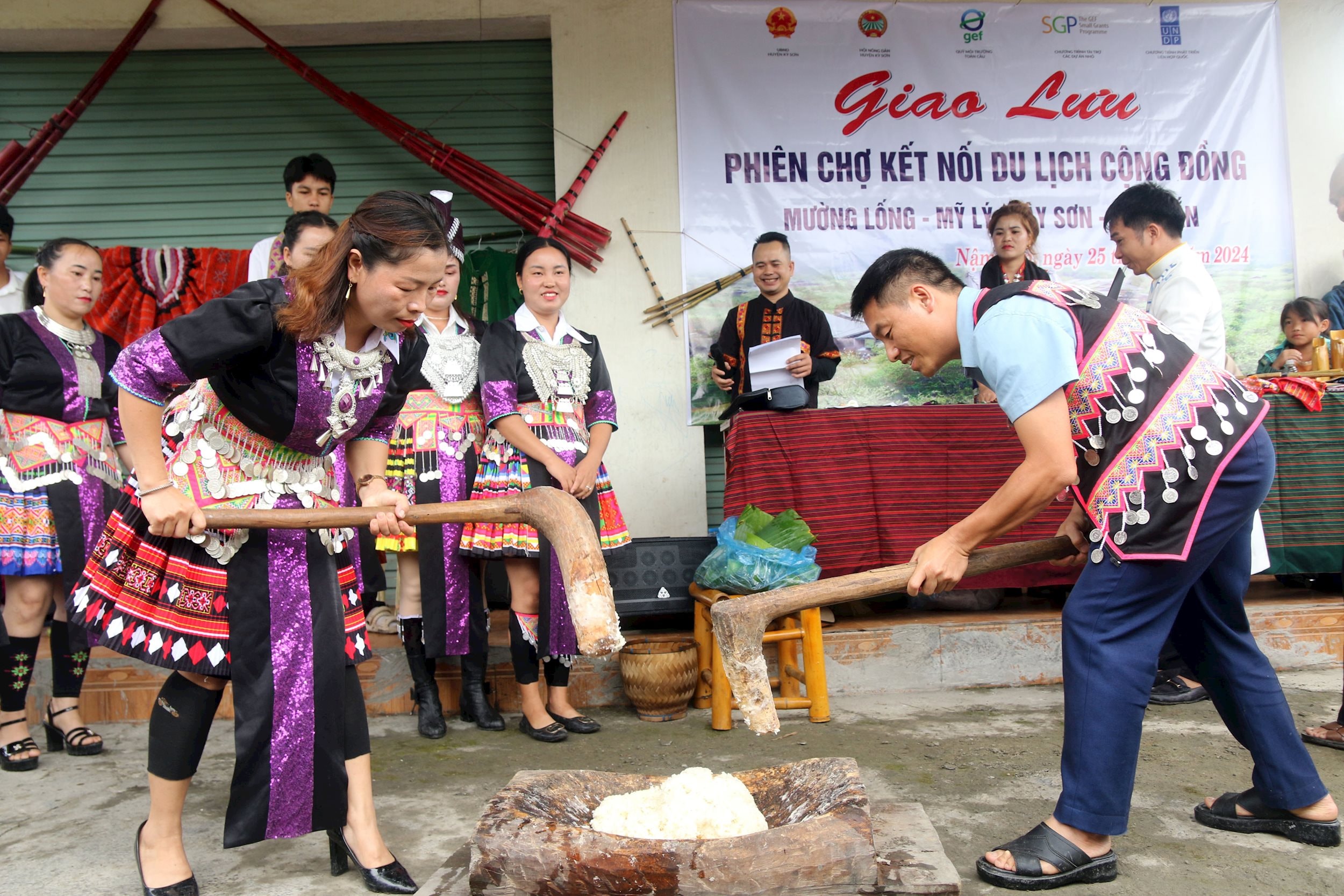 Trải nghiệm làm bánh Mông, một đặc sản của đồng bào người Mông huyện Kỳ Sơn. 