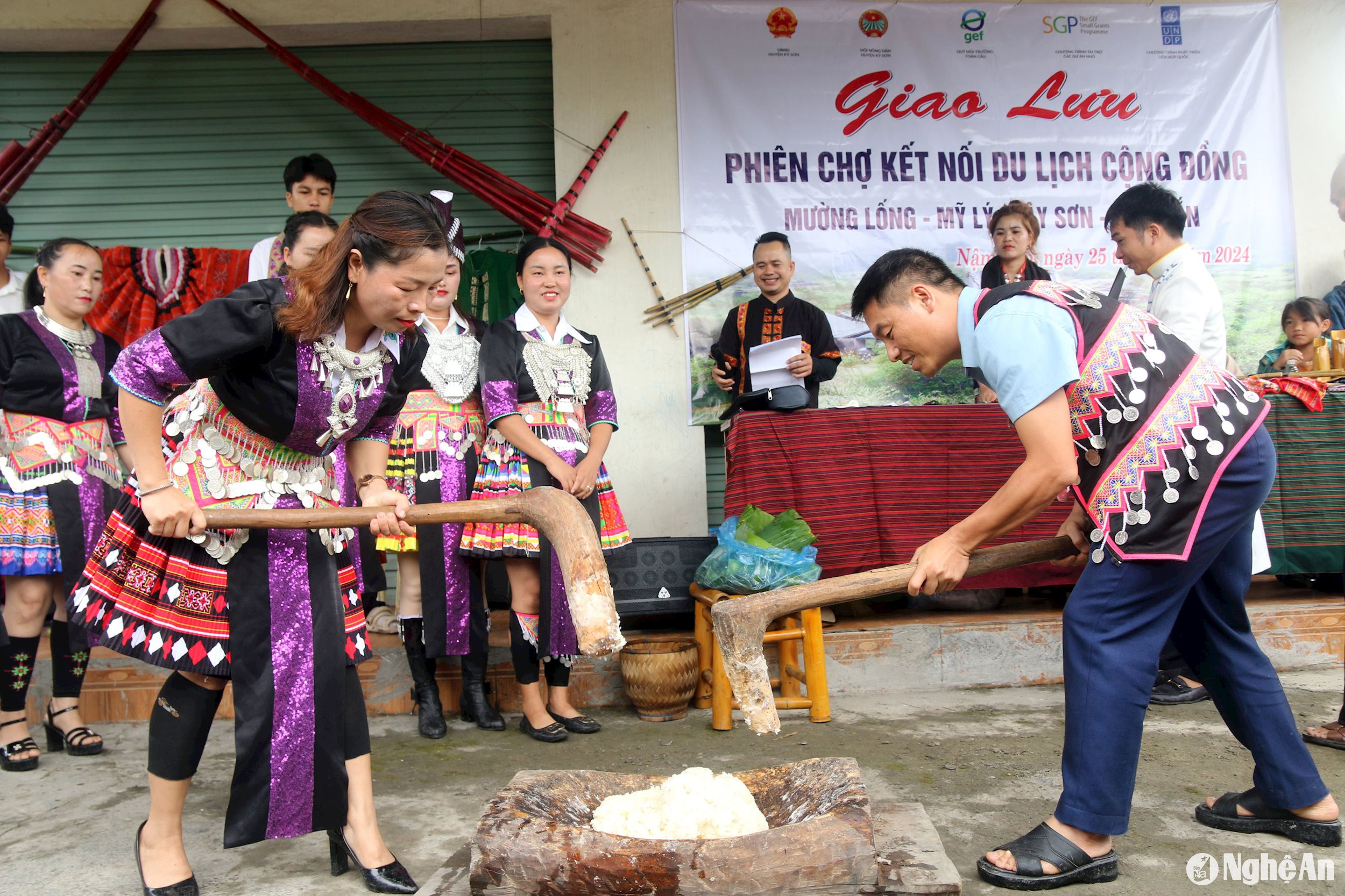 Trải nghiệm làm bánh Mông, một đặc sản của đồng bào người Mông huyện Kỳ Sơn. 