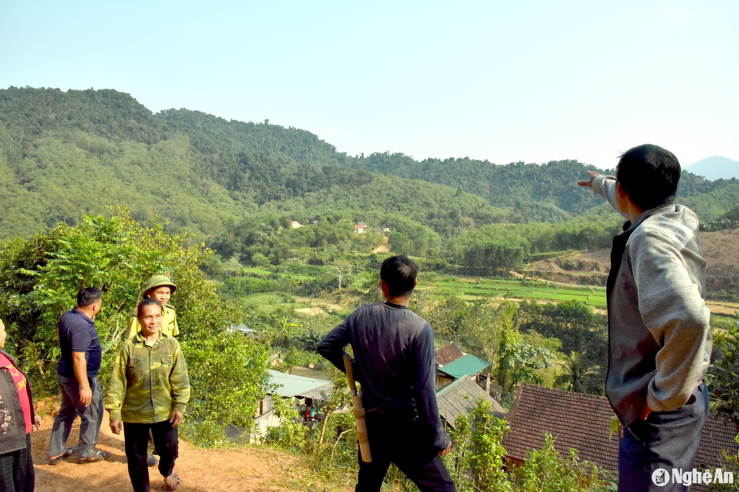 Trưởng bản Bủng Xát xã Châu Khê Con Cuông Lương Văn Kim giới thiệu các vùng rừng do cộng đồng bảo vệ ảnh Ht cùng các lực lượng chức năng tuần tra bảo vệ rừng tự nhiên.