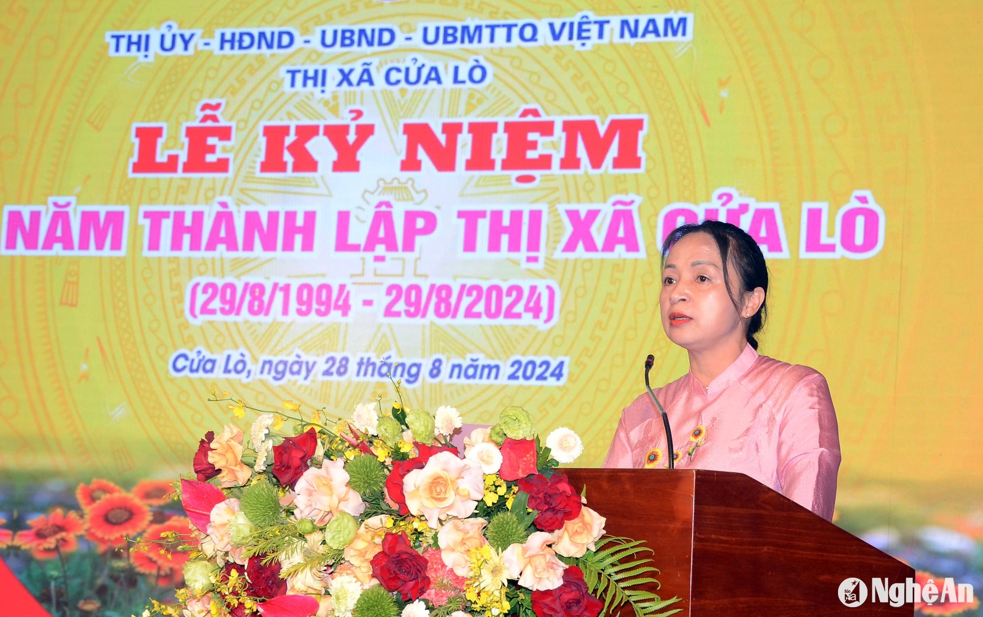 Đồng chí Phạm Thị Hồng Toan - Bí thư Thị uỷ Cửa Lò phát biểu tiếp thu ý kiến chỉ đạo của lãnh đạo tỉnh. Ảnh: Thành Chung