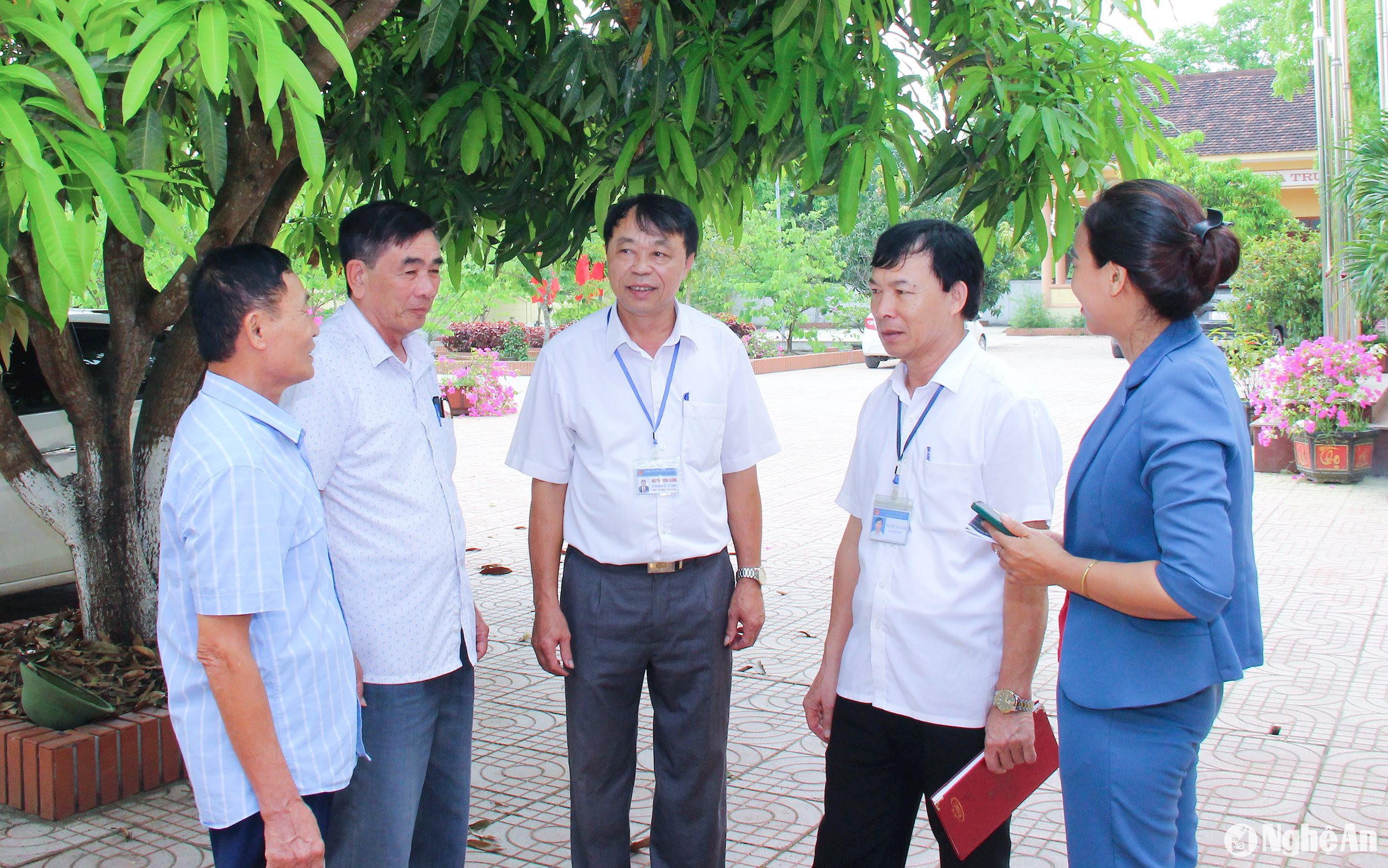 Cán bộ xã Hưng Tân (huyện Hưng Nguyên) trao đổi, nắm bắt tâm tư của cán bộ xóm về chủ trương sáp nhập xã. Ảnh: Mai Hoa