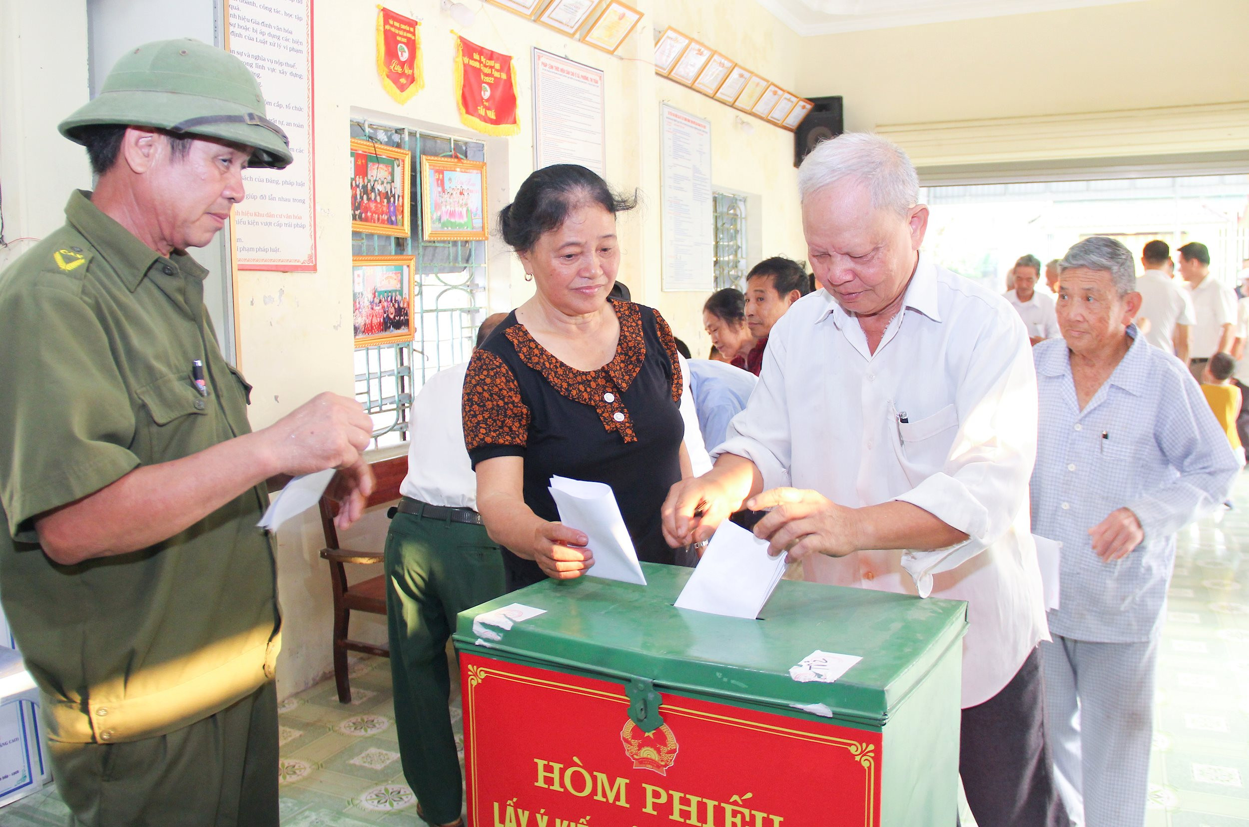 Cử tri tại khu vực bỏ phiếu xóm 4, xã Hưng Thịnh thực hiện quyền công dân bỏ phiếu về Đề án sắp xếp đơn vị hành chính cấp xã. Ảnh: Mai Hoa