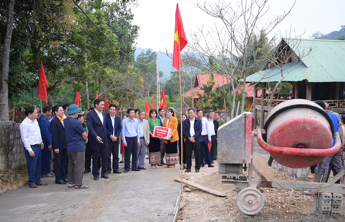 Phó Bí thư Tỉnh ủy Hoàng Nghĩa Hiếu tham quan mô hình dân vận khéo ở huyện Quỳ Châu. Ảnh tư liệu: Thành Cường