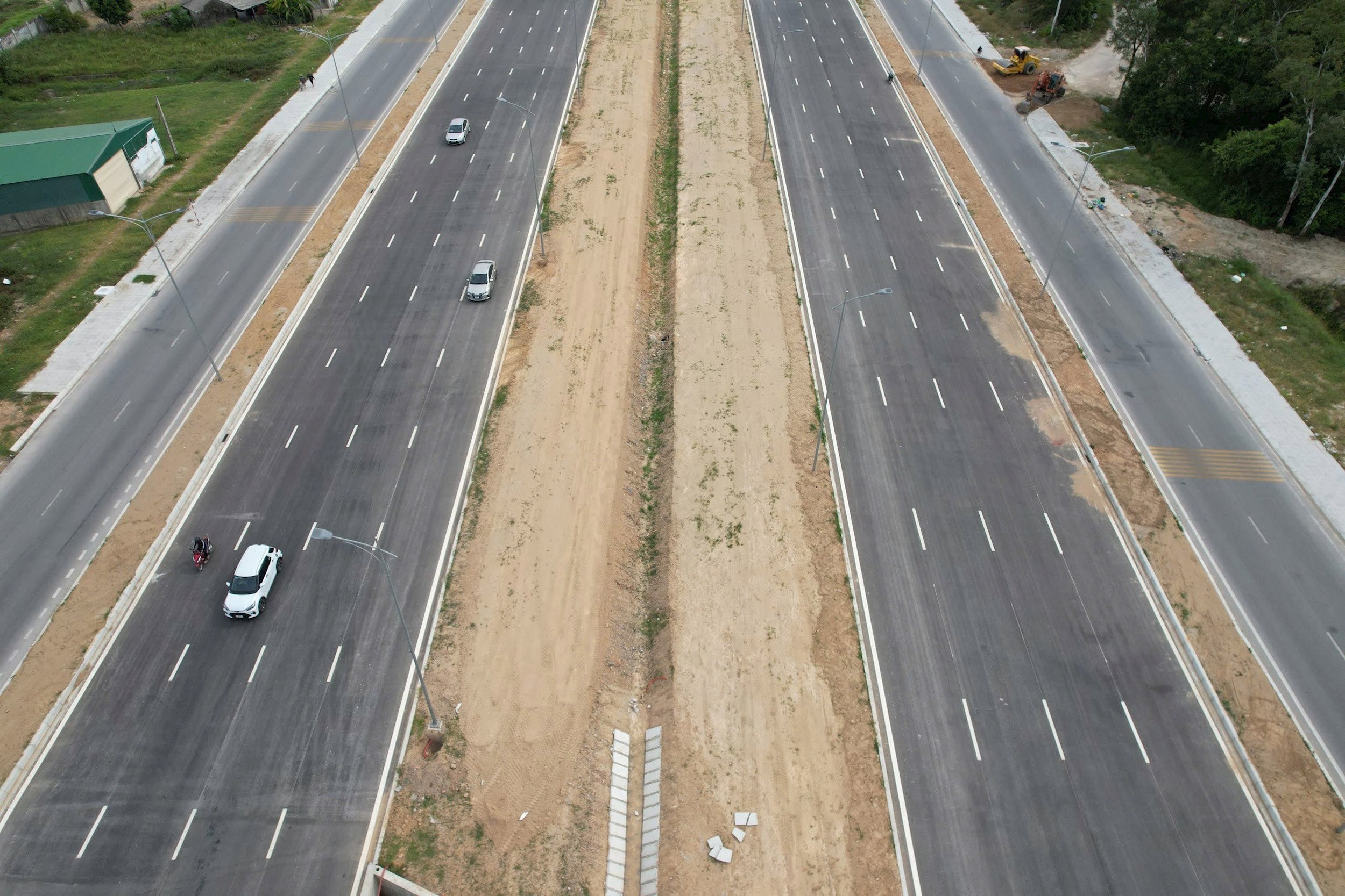 Trước mắt, các phương tiện chỉ được lưu thông với vận tốc tối đa 50km/h, sau khi hoàn thiện toàn bộ tuyến Sở GTVT sẽ cắm lại biển báo theo quy định. Ảnh: Trân Châu 