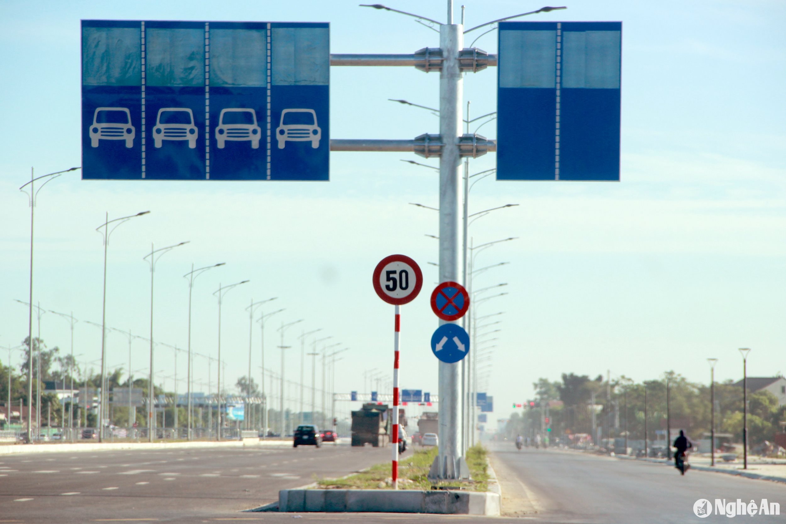 Trước mắt, các phương tiện chỉ được lưu thông với vận tốc tối đa 50km/h, sau khi hoàn thiện toàn bộ tuyến sở GTVT sẽ cắm lại biển báo theo quy định. Ảnh: Q.A