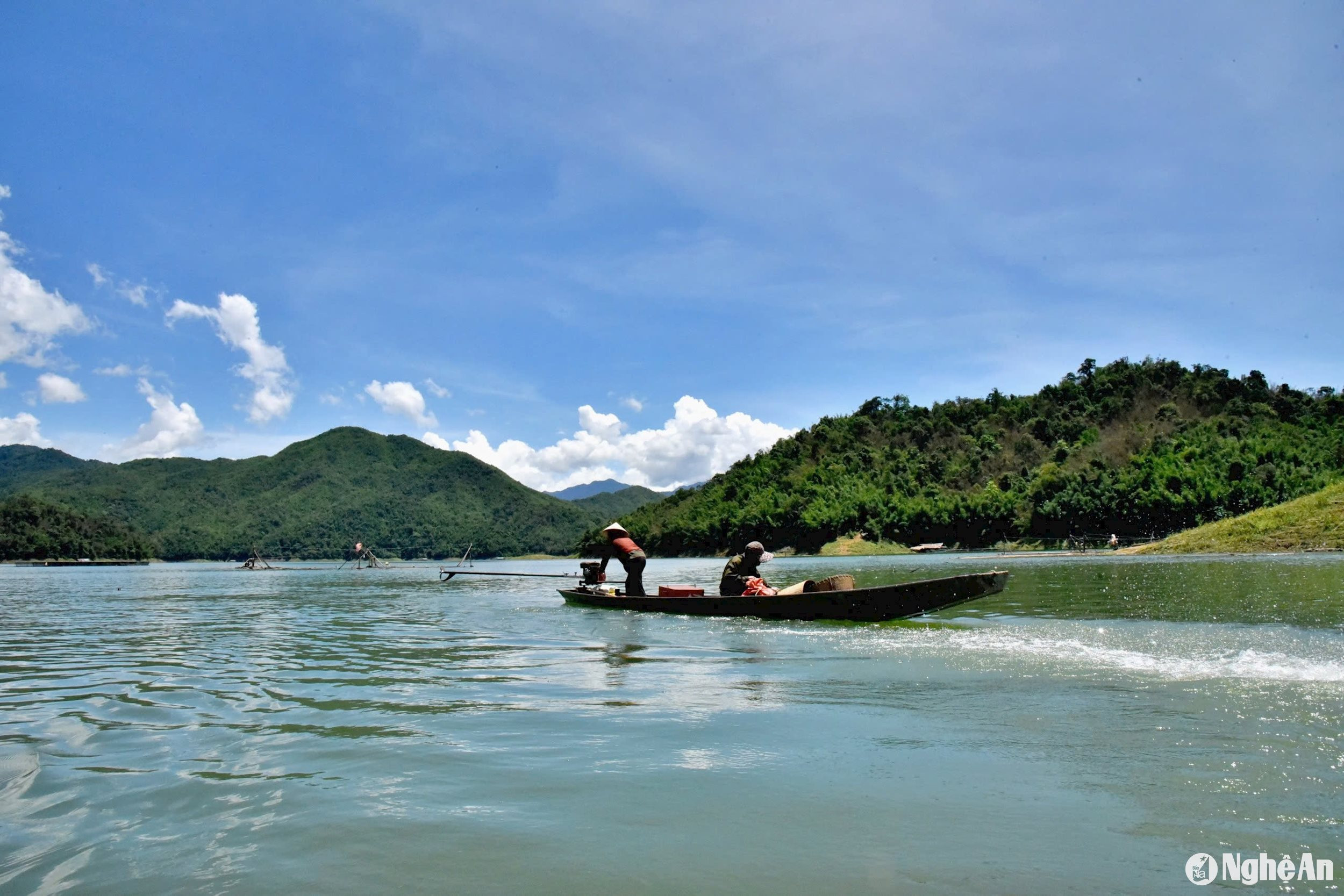 Măng hái xong được vận chuyển bằng xuồng máy, tập kết ra bến để bán cho thương lái.