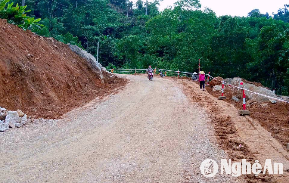 Đường tạm đoạn qua Dốc Chuối, xã Châu Kim, huyện Quế Phong đã hoàn thành, đảm bảo cho người dân lưu thông