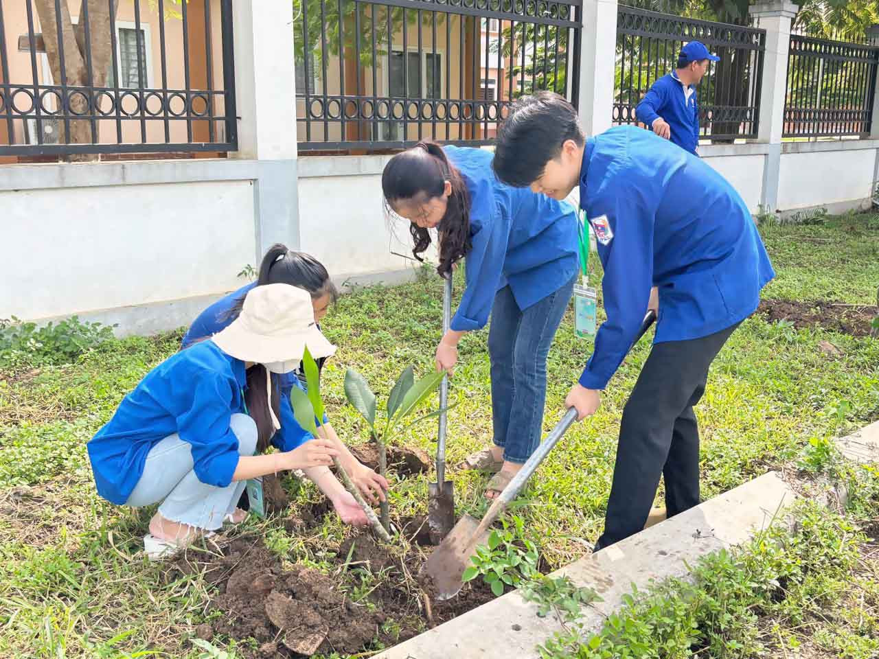 ảnh tình nguyện lào 2