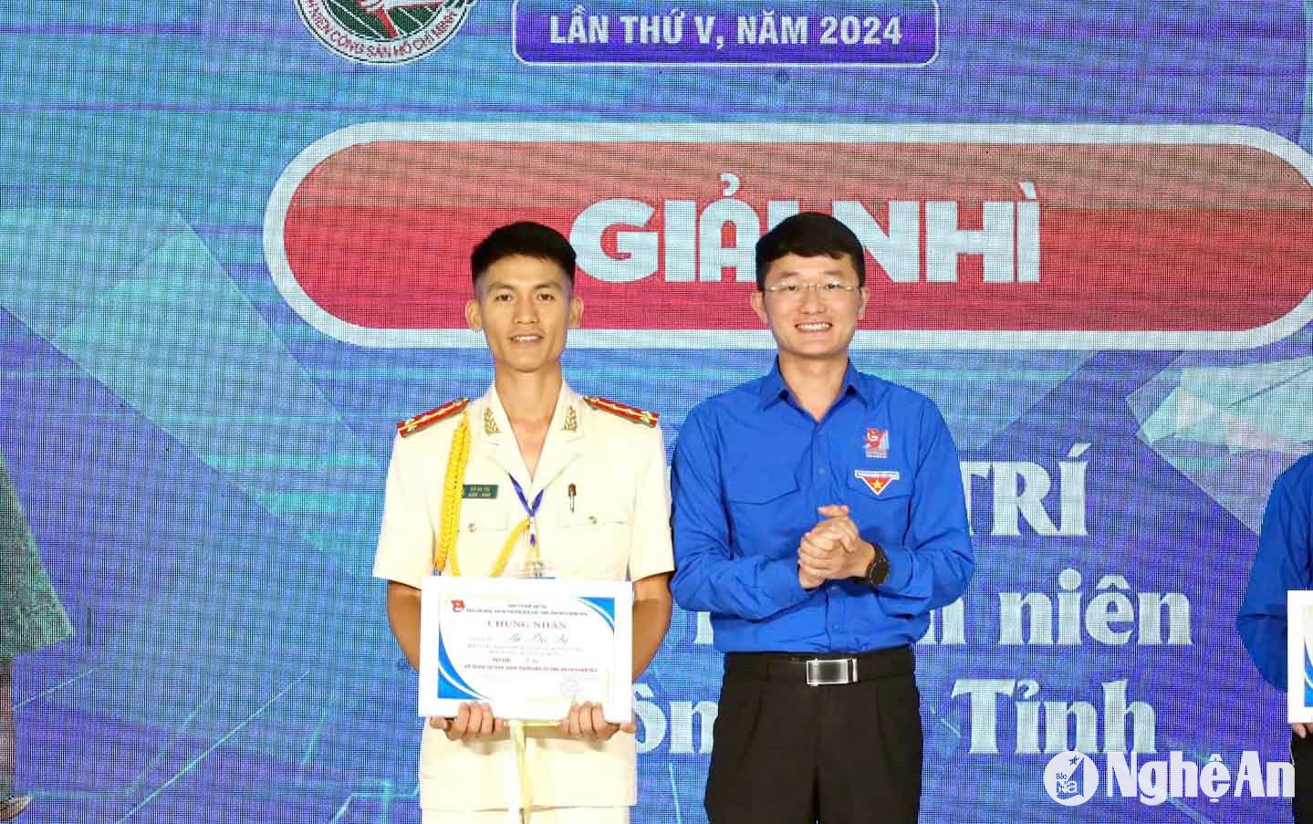 Đại diện Ban Tổ chức trao giải Nhì cho thí sinh Hồ Bá Trí (SN 1992) - Bí thư Chi đoàn Phòng An ninh chính trị nội bộ, Ban Thanh niên Công an tỉnh. Ảnh: Thanh Quỳnh