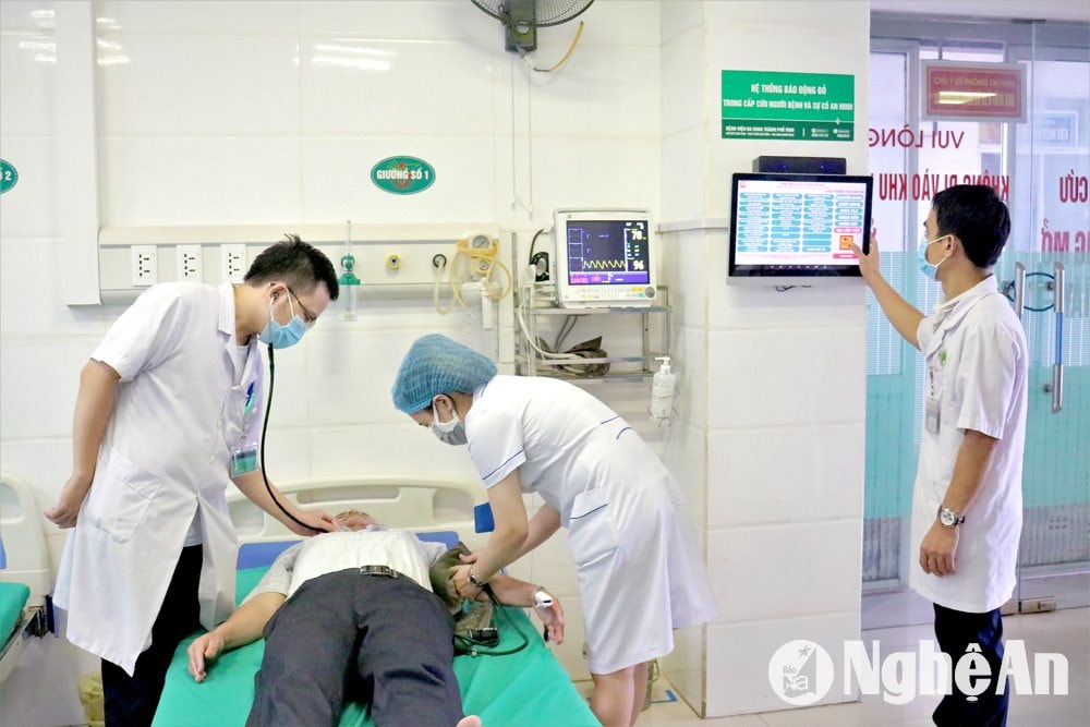 Bệnh viện Đa khoa Thành phố Vinh ứng báo động đỏ nội viện, liên viện trong cấp cứu cho người bệnh. Ảnh Thành Chung