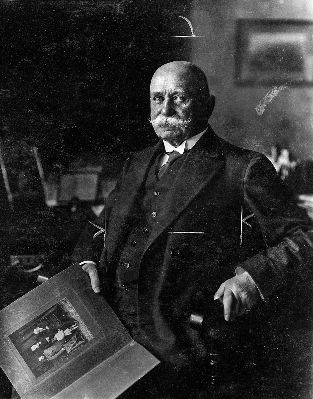 ferdinand_graf_von_zeppelin_um_1915.jpg