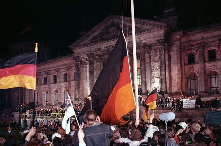 bundesarchiv-bild-183-1990-1003-400-berlin-deutsche-vereinigung-vor-dem-reichstag-1725011167.jpg