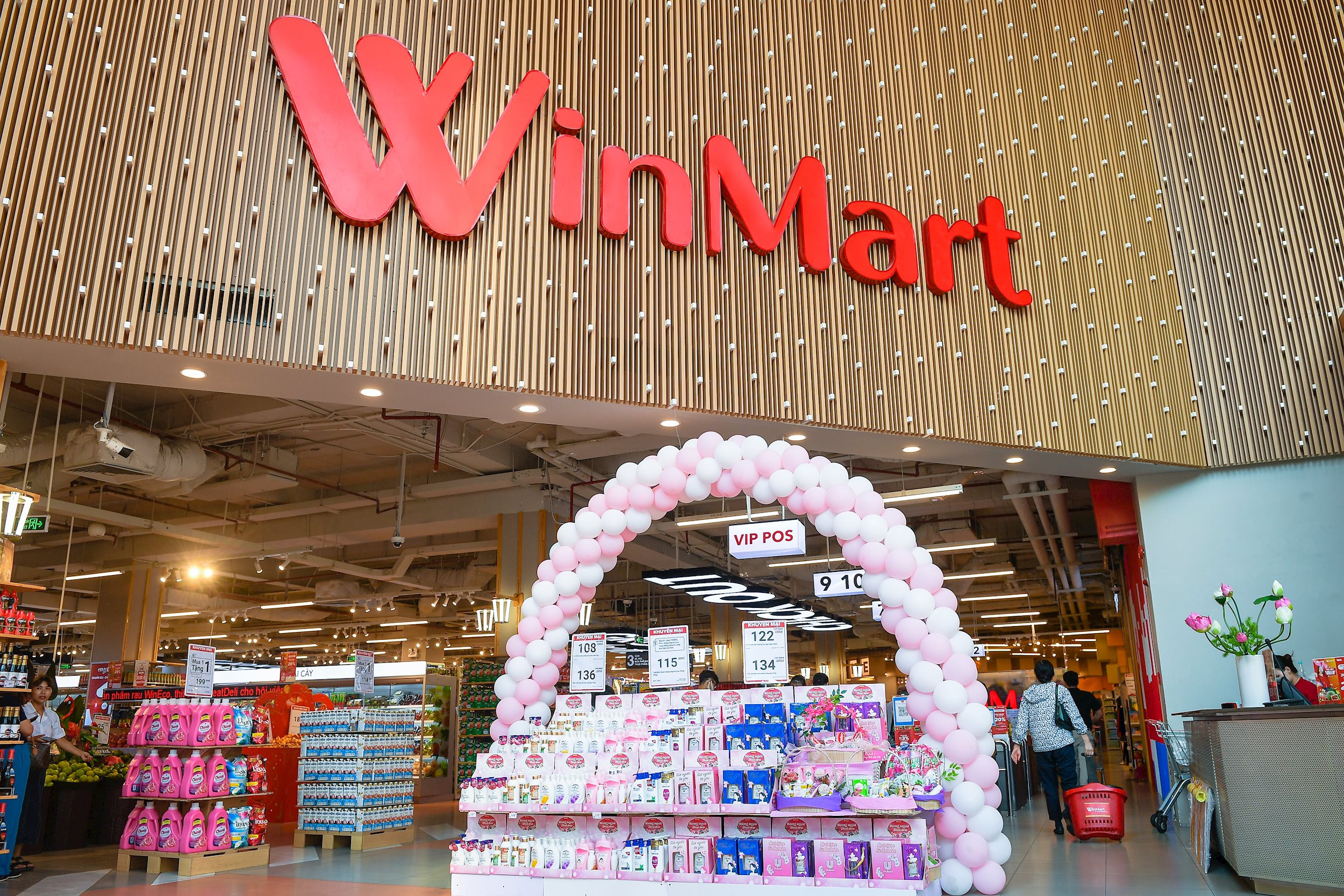 WinMart với không gian mua sắm mới mẻ kết hợp cùng các chương trình ưu đãi lớn thu hút sự chú ý của người tiêu dùng (1) (3) (2)