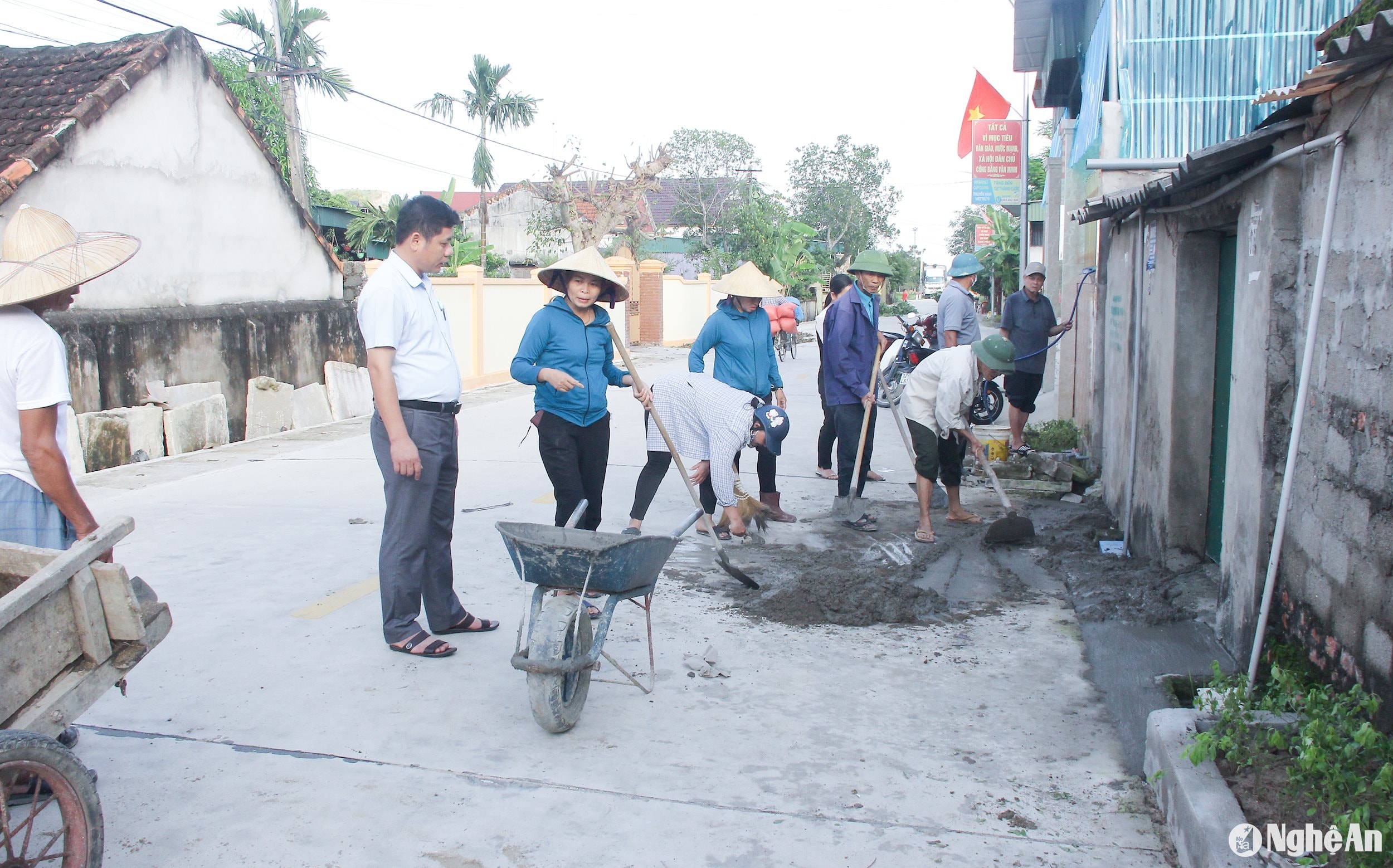  Cán bộ xã Nam Giang, huyện Nam Đàn trực tiếp chỉ đạo xây dựng nông thôn nâng cao ở khu dân cư. Ảnh Mai Hoa