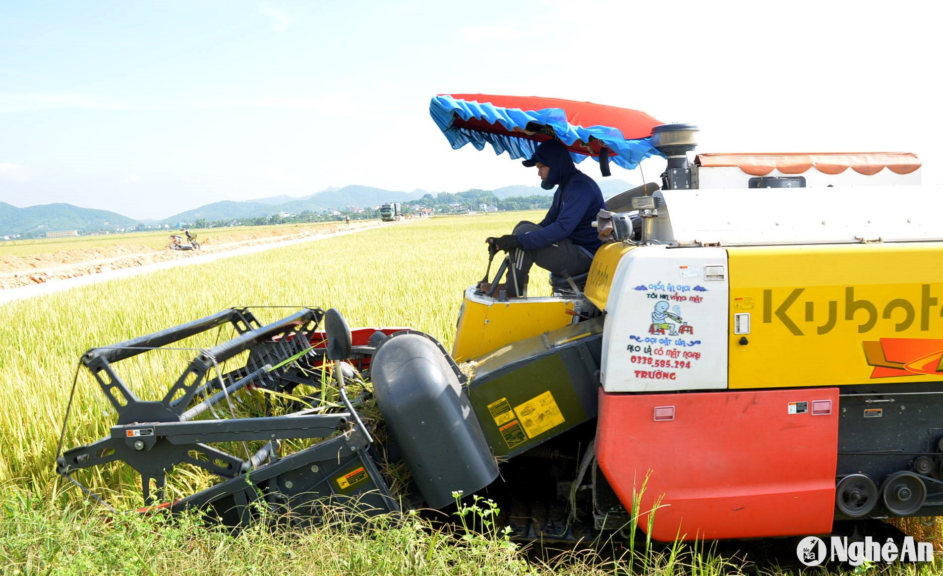 Những ngày này nắng nóng cao điểm, nên thợ máy gặt khá vất vả khi phải thu hoạch cho bà con cả ngày ngoài đồng. Tìm hiểu được biết, vụ hè thu này, bà con thuê máy gặt với giá 130.000 đồng/sào. Theo các thợ máy cho biết, mỗi ngày một máy gặt thu hoạch được trên dưới 5ha. Ảnh: Xuân Hoàng