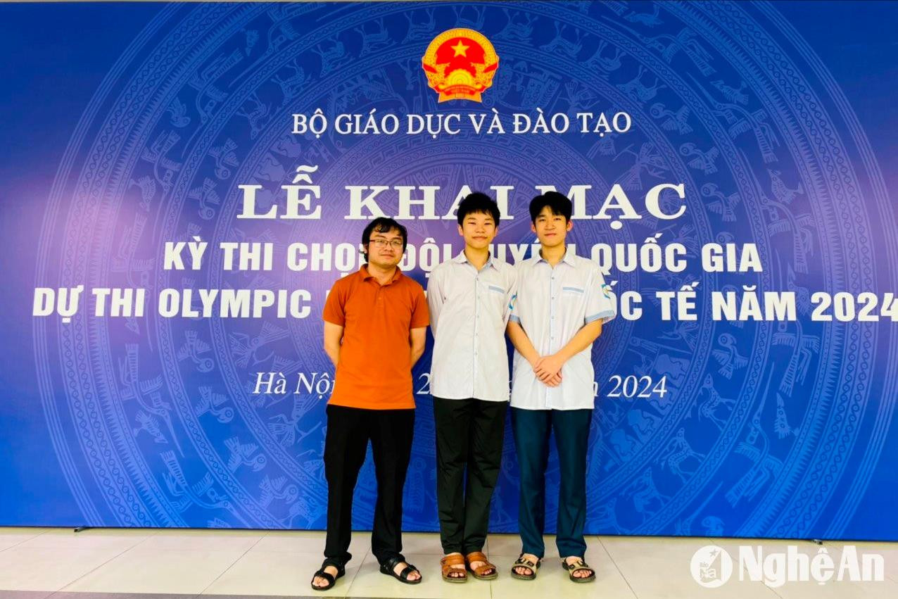 Thầy giáo Lê Xuân Bảo và học trò tại Kỳ thi chọn Đội tuyển Olympic Quốc gia. Ảnh: NVCC