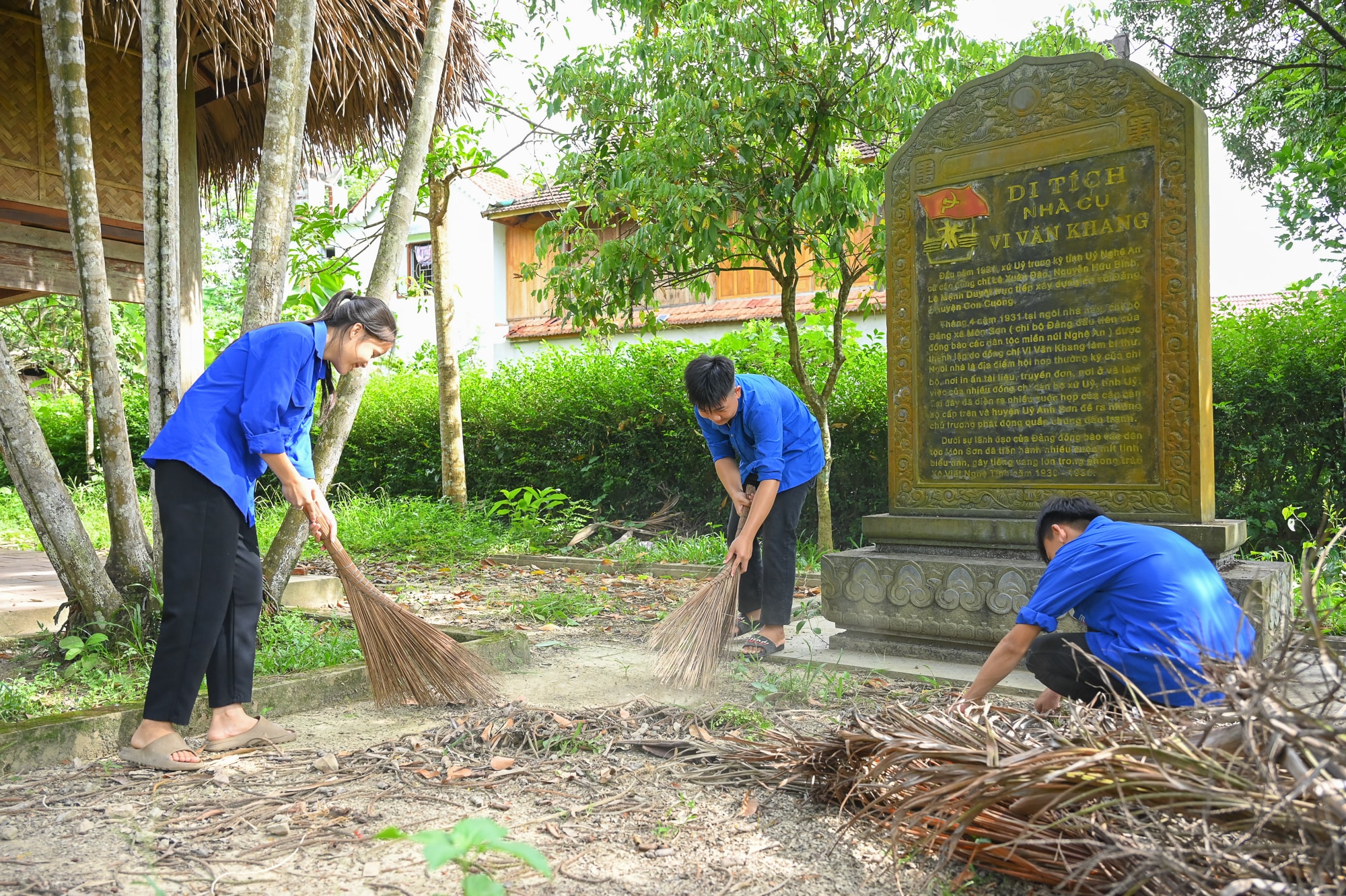 Đoàn viên thanh niên xã Môn Sơn tham gia dọn dẹp vệ sinh ở Di tích lịch sử cách mạng quốc gia Nhà cụ Vi Văn Khang. Ảnh Thành Chung