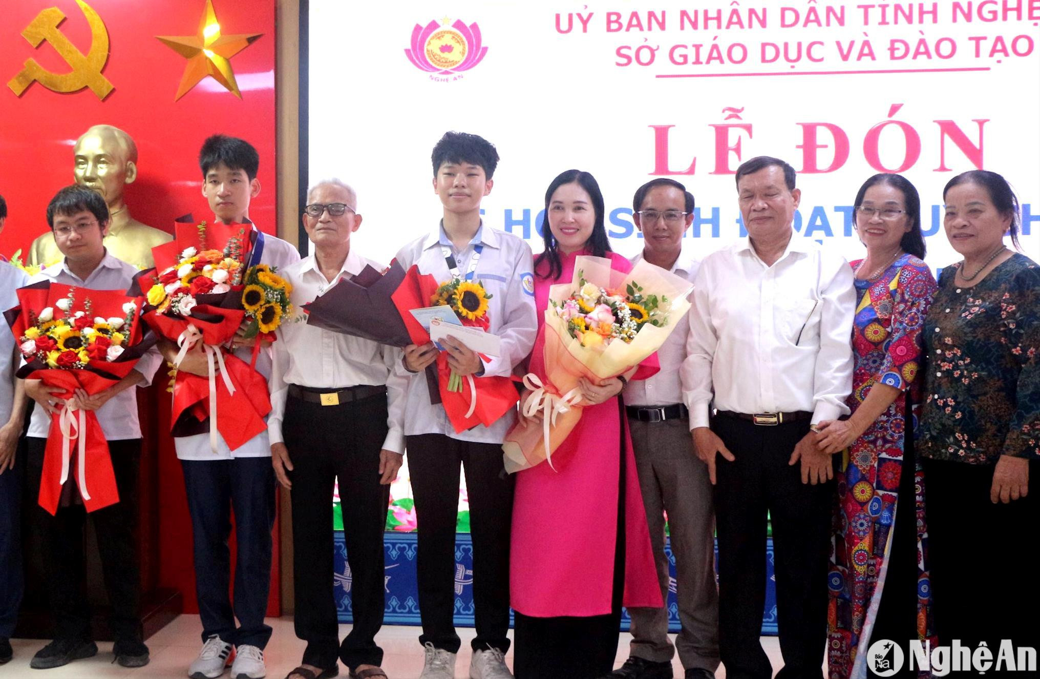 Niềm vui của thầy giáo Lê Xuân Bảo và các học trò trong lễ tuyên dương học sinh đạt giải các kỳ thi Olympic khu vực và quốc tế do Trường THPT chuyên Phan Bội Châu tổ chức. Ảnh: Mỹ Hà