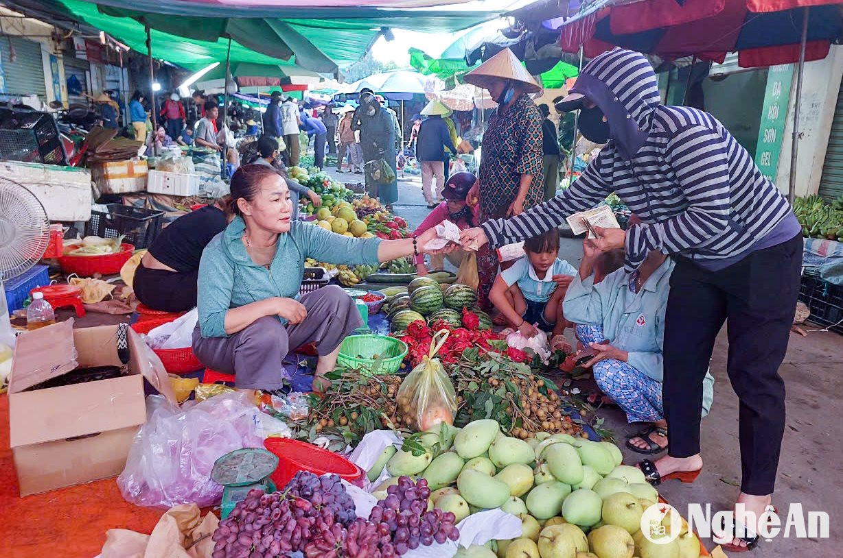  Chợ quê cũng đông hơn ngày thường do con em xa quê về nghỉ lễ nhiều. Ảnh: T.P