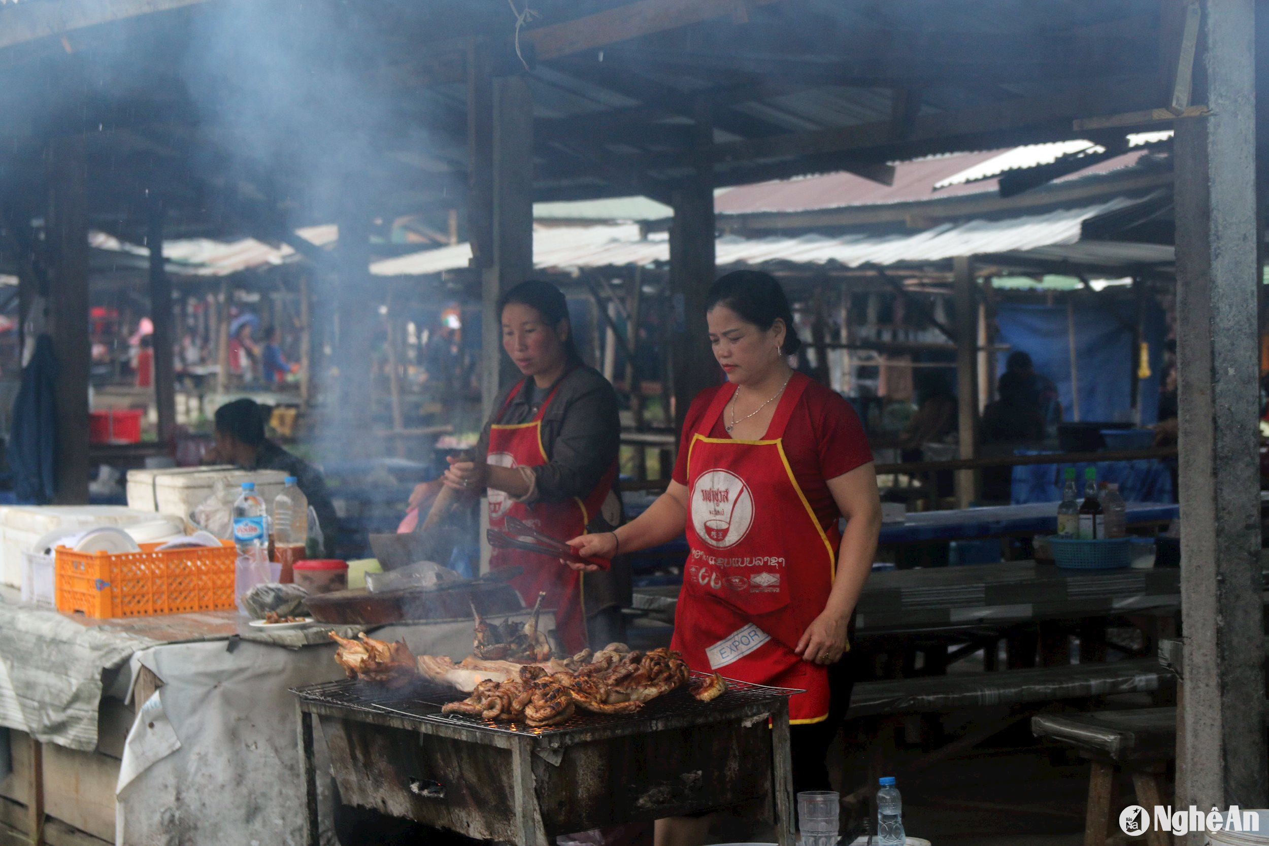 Một cửa hàng thực phẩm nướng theo khẩu vị của người dân vùng cao đang nghi ngút khói thu hút khách đến thưởng thức.