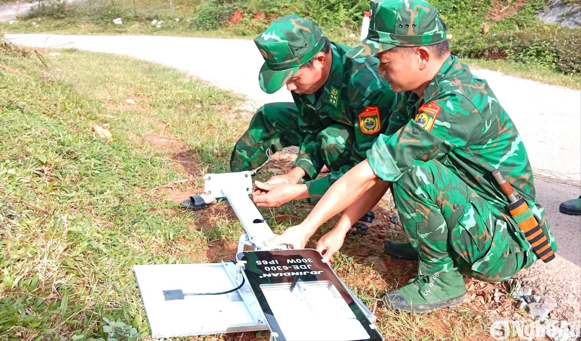 can-bo-chien-sy-don-bien-phong-nam-can-trien-khai-lap-cac-bong-den-nang-luong-mat-troi-phuc-vu-di-lai-cua-nguoi-dan(1).jpg