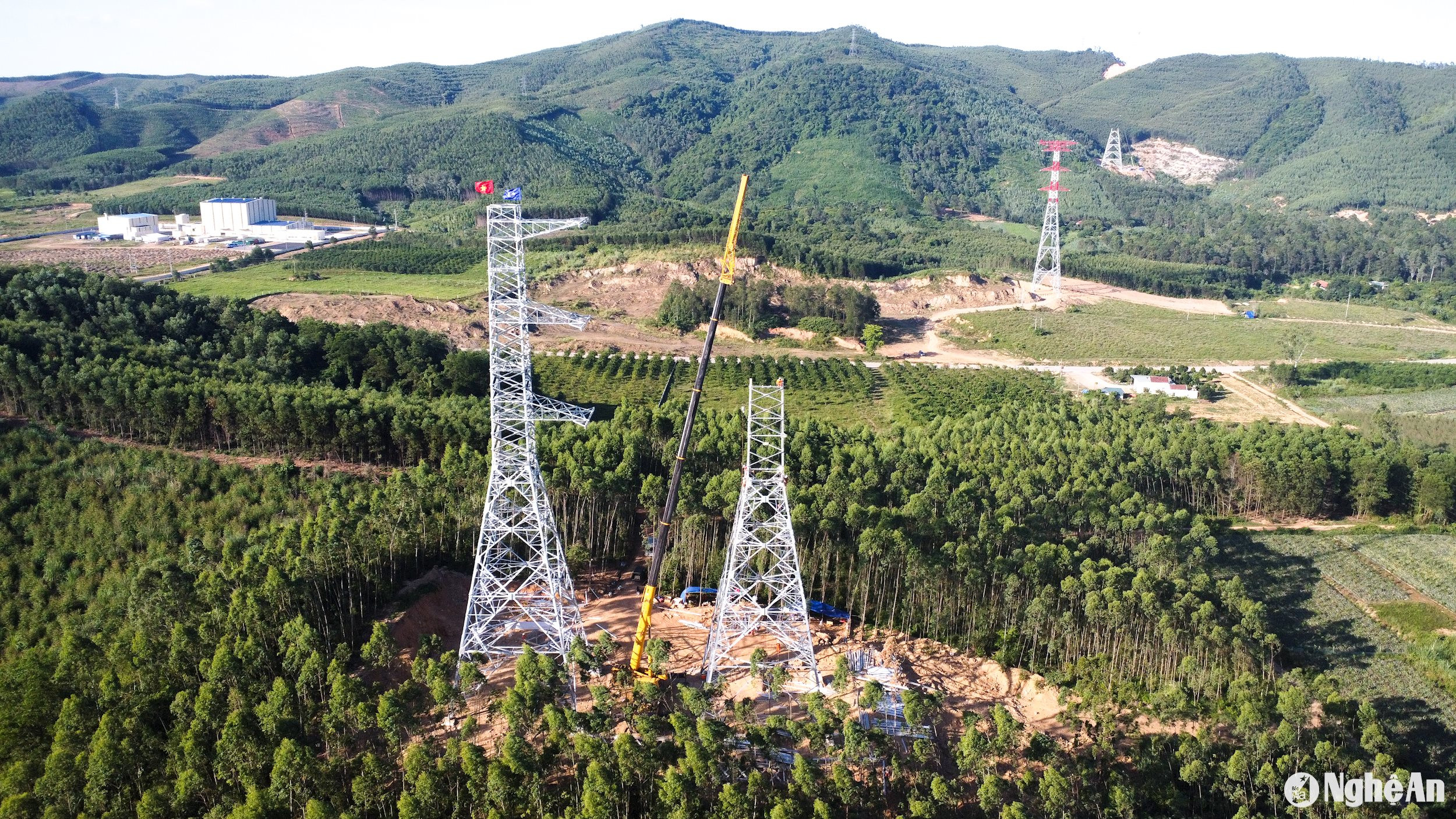 Đường dây 500kV mạch 3 tại Thị xã Hoàng Mai. Ảnh: Thành Cường