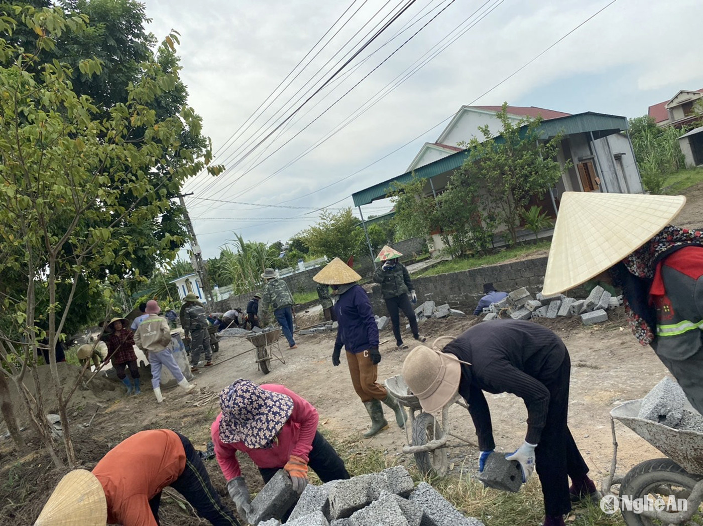 Nhân dân xã Nghi Kiều làm đường giao thông nông thôn. Ảnh: Đồng Bính Định