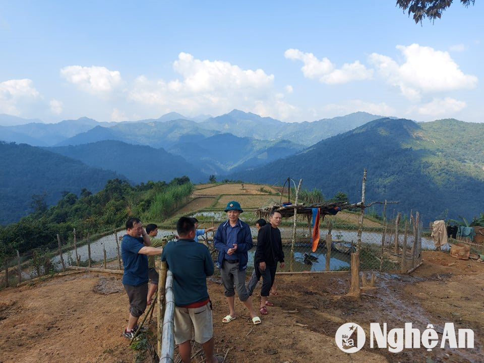 Đoàn công tác của huyện Tương Dương và xã Yên Tĩnh đến thăm mô hình trang trại trên đỉnh Pu Phen dịp cuối năm 2021. Ảnh: Nhật Lân