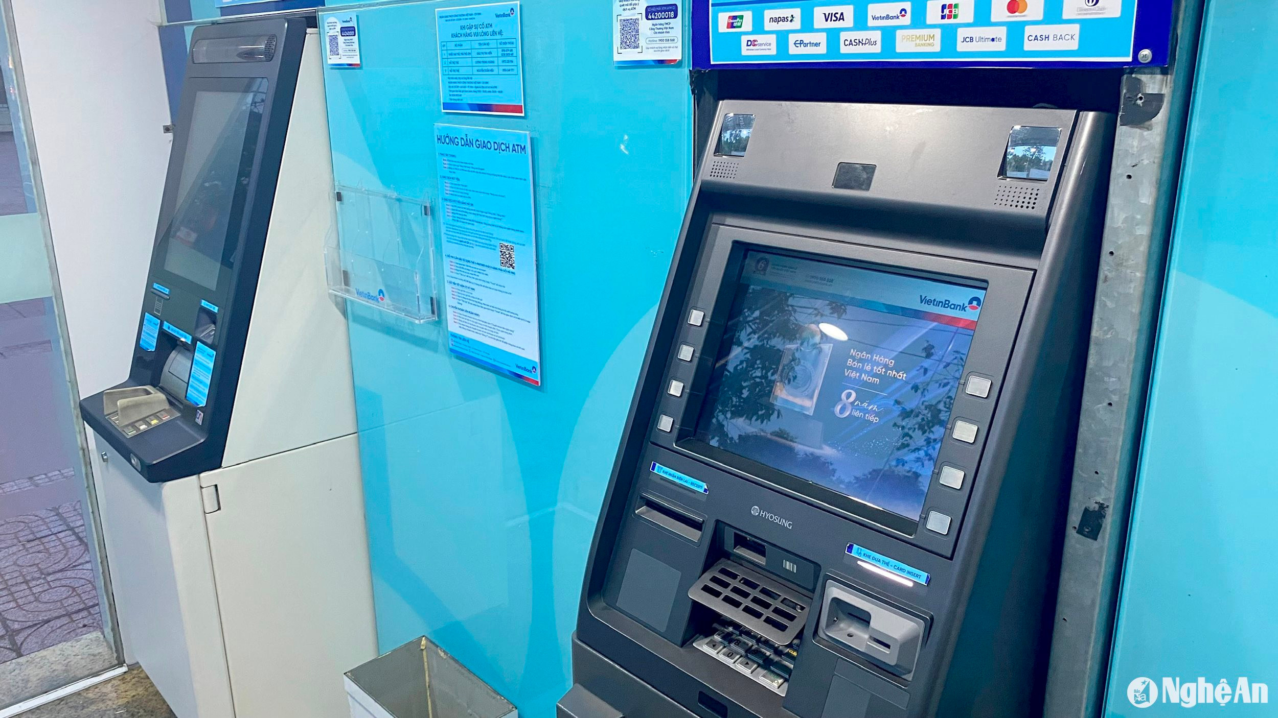 Cách đây khoảng 3 - 4 về trước, các điểm rút tiền ATM của các ngân hàng luôn hoạt động, do lượng người đến giao dịch nhiều, nhưng sau này giảm hẳn. Ảnh: Xuân Hoàng