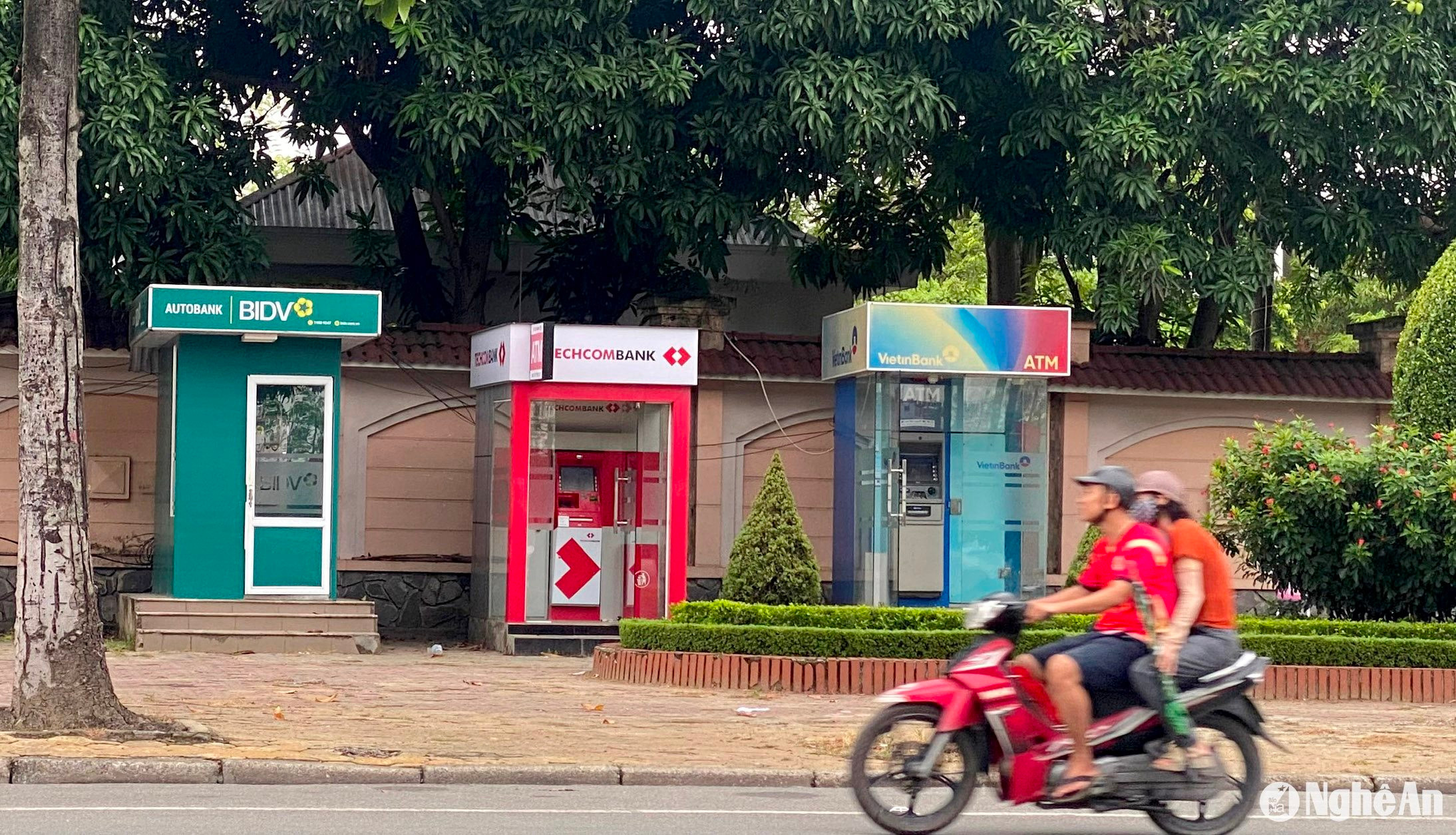 Một điểm rút tiền ATM trên đường Trường Thi, TP. Vinh luôn vắng người đến giao dịch. Ảnh: xuân Hoàng