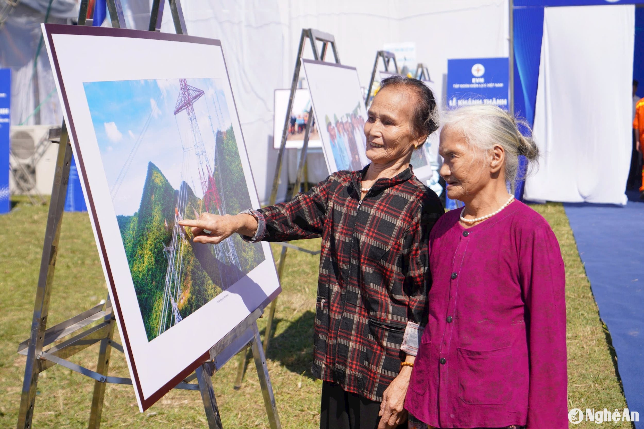 Người dân Nam Đàn phấn khởi xem ảnh thi công công trình được trưng bày tại lễ khánh thành dự án, hiểu rõ hơn về những khó khăn trong quá trình triển khai dự án. Ảnh: Thu Huyền