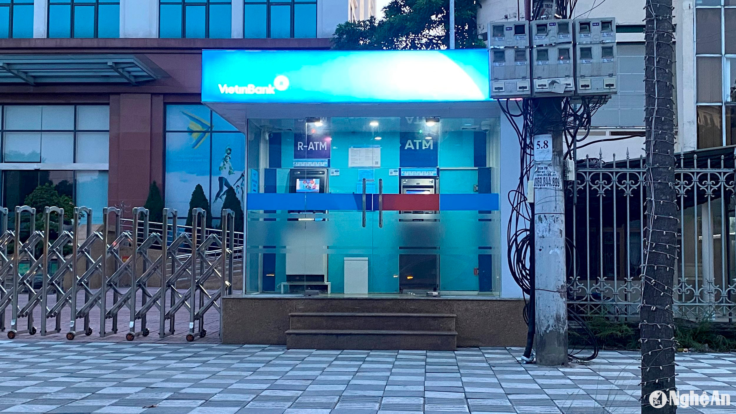 Từ mấy năm gần đây các điểm rút tiền ATM của ngân hàng rất ít người đến giao dịch. Ảnh: Xuân Hoàng