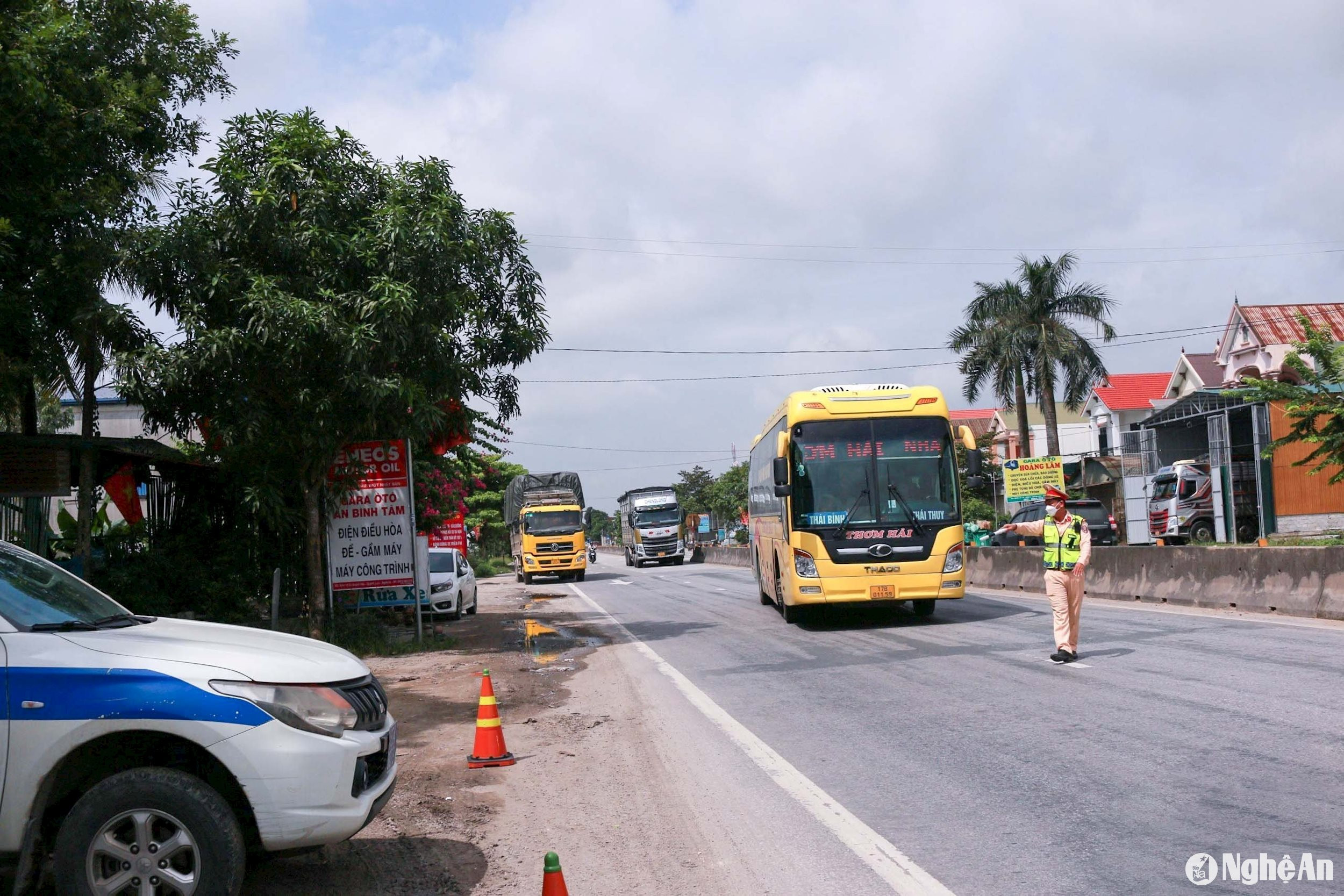 Tổ công tác của Trạm CSGT Diễn Châu lập chốt kiểm tra trên tuyến QL1A (đoạn qua địa bàn xã Quỳnh Thạch, Quỳnh Lưu). ảnh pv