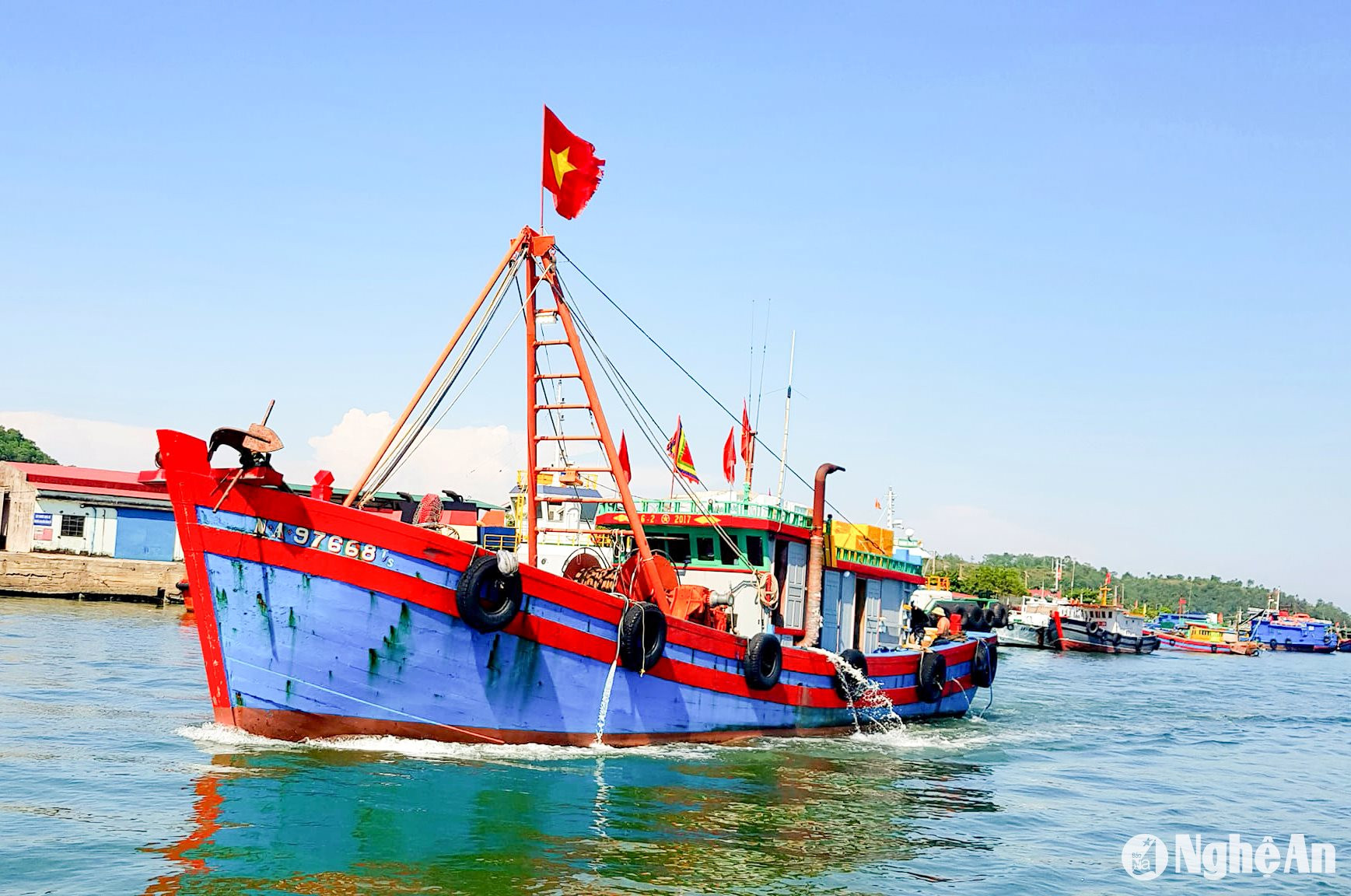 Với ngư dân các vùng biển hầu như không có kỳ nghỉ lễ. Họ tích cực bám biển, vươn khơi khai thác hải sản, cung ứng cho thị trường. Ảnh: T.P