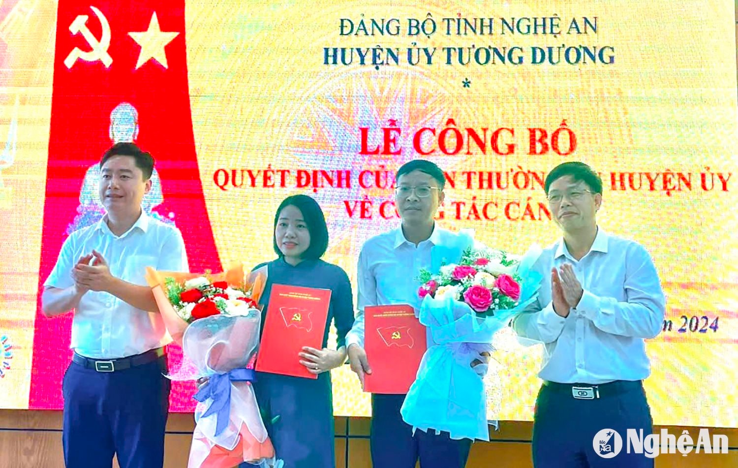  Lãnh đạo huyên Tương Dương trao quyết định 1