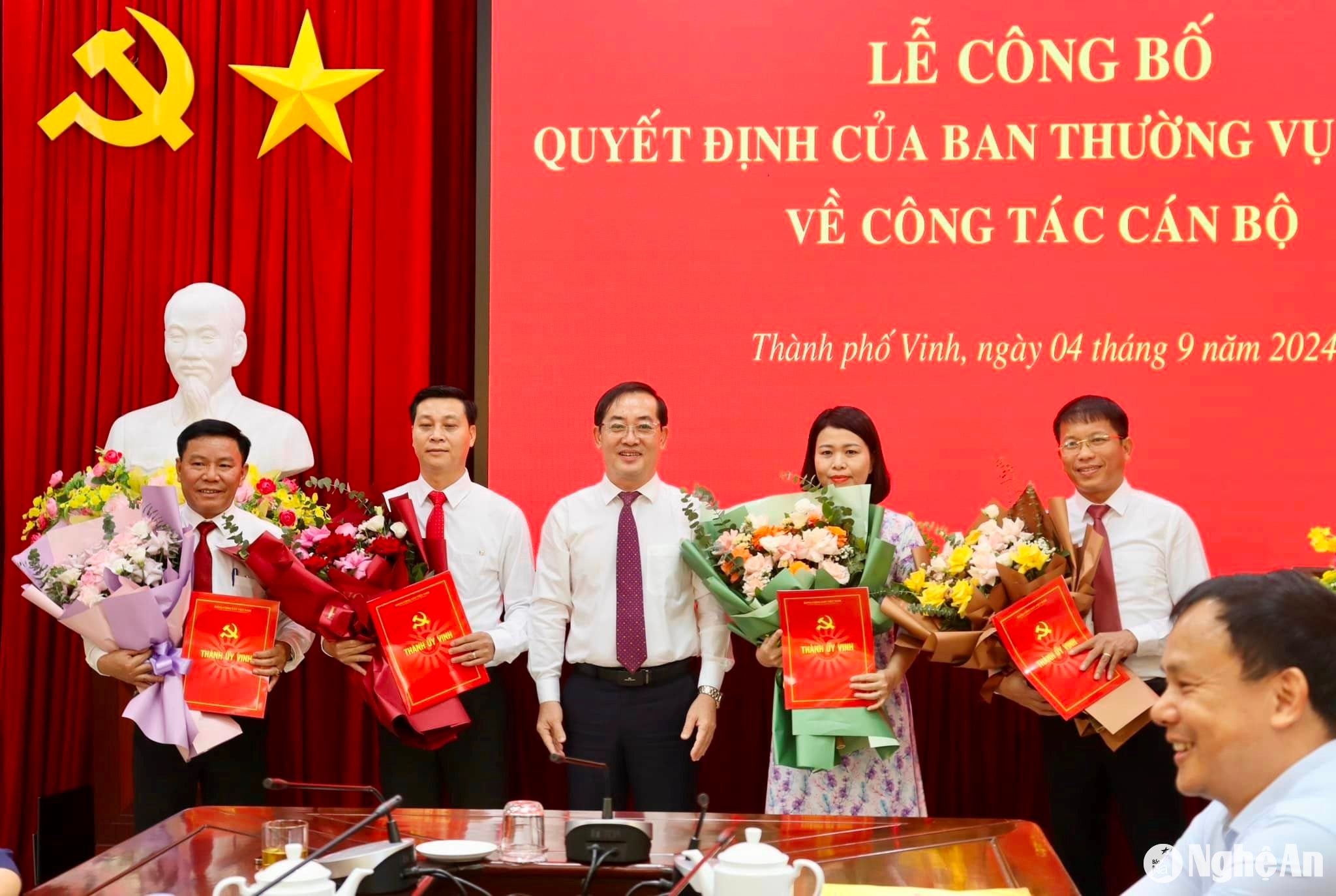 Trao quyết định và tặng hoa